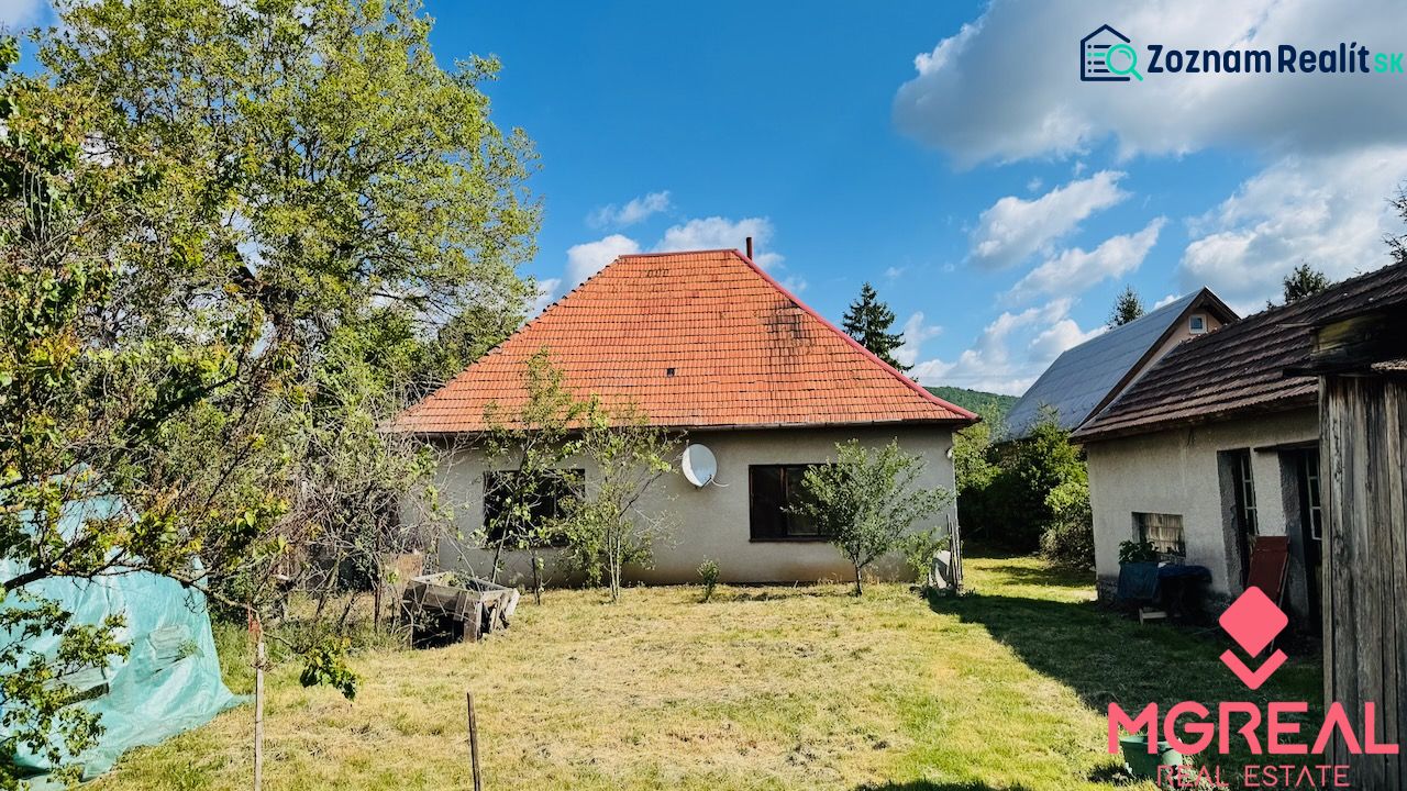 Na predaj 6-izbový rodinný dom (dvojdom) v Pažiti, pozemok 1445 m² - Rodinný dom v Pažiti s červenou strechou na upravenej záhrade.