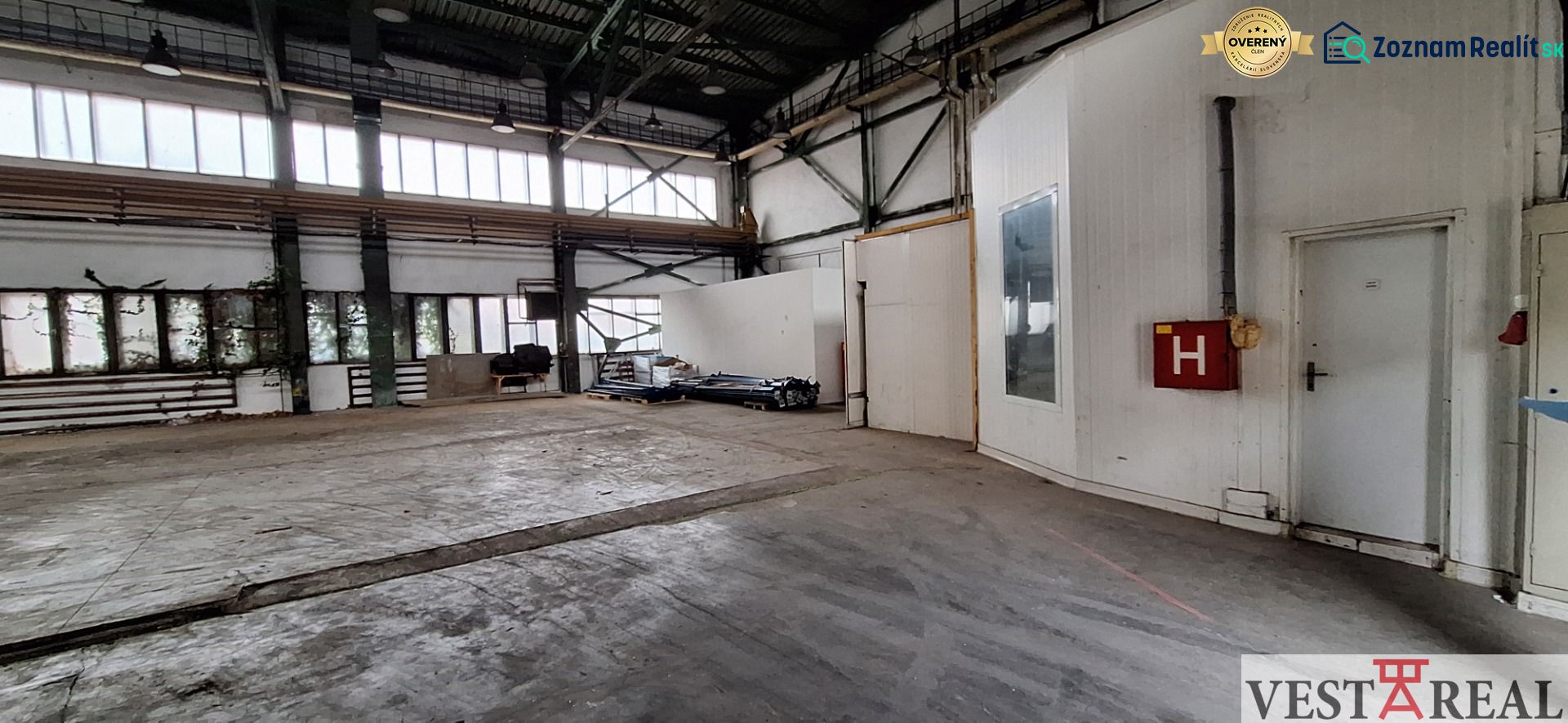Prenájom skladu / výrobnej haly – 365 m², Galanta - Interiér skladov a hál so staršími dverami a presklenými oknami, industriálny priestor.