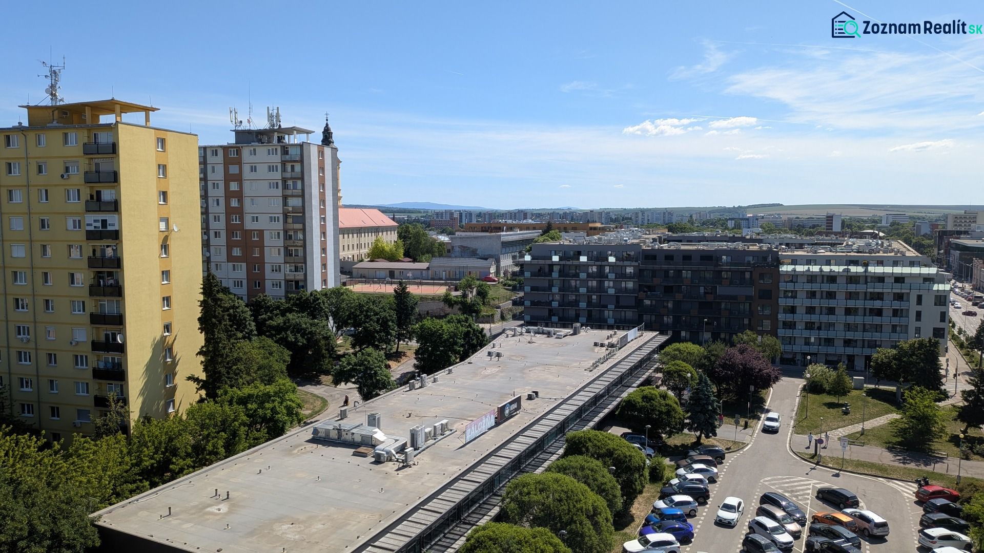 3 izbový byt v centre mesta na Štúrovej ulici s krásnym výhľadom - Panoráma mesta Nitra z ulice Štúrova s výhľadom na bytové domy.