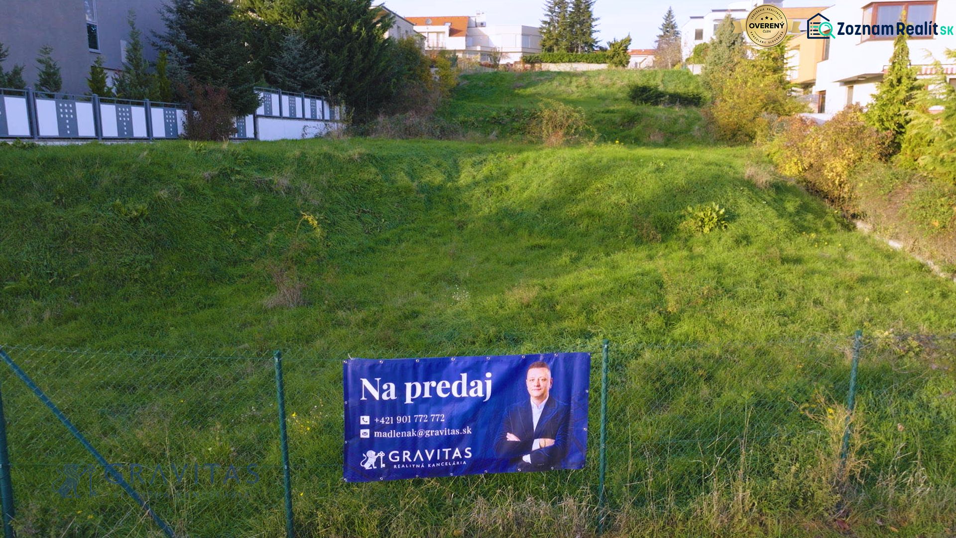 Lukratívny stavebný pozemok so všetkými IS, KOLIBA -Vosková - Pozemok na predaj v lokalite Bratislava - Koliba, Vosková, oplotený zelenou trávou.