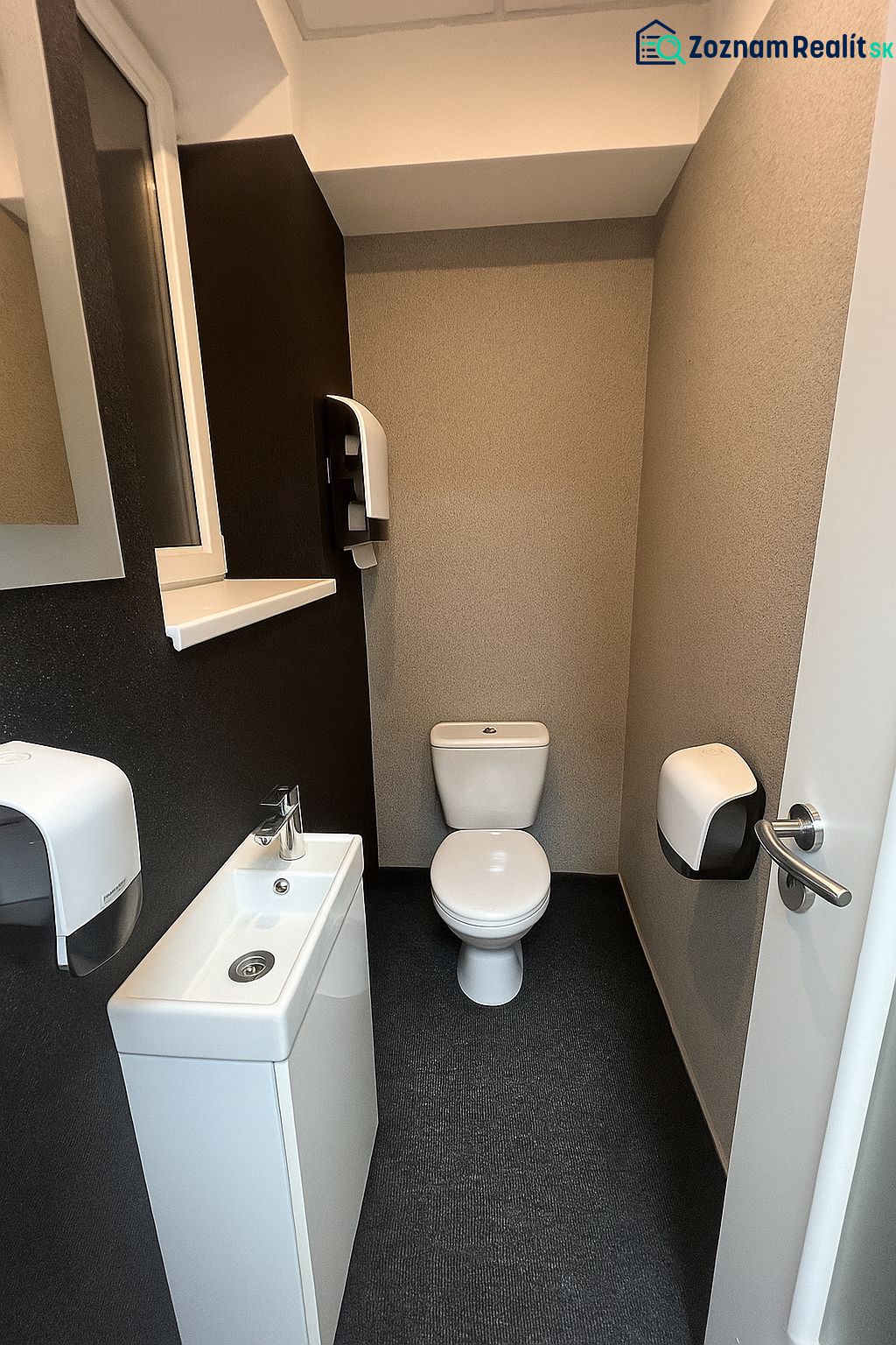 Prenájom Kancelárie 110 m² v centre Ružomberka - Toaleta s umývadlom a zásobníkom na papier v kanceláriách.