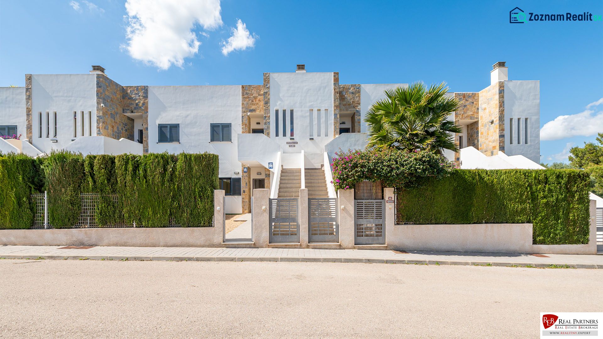 2-izb. bungalov so záhradou, Cala Murada, Mallorca - Rekreačný apartmán v Cala Murada na Mallorce s modernou fasádou a zeleným plotom.