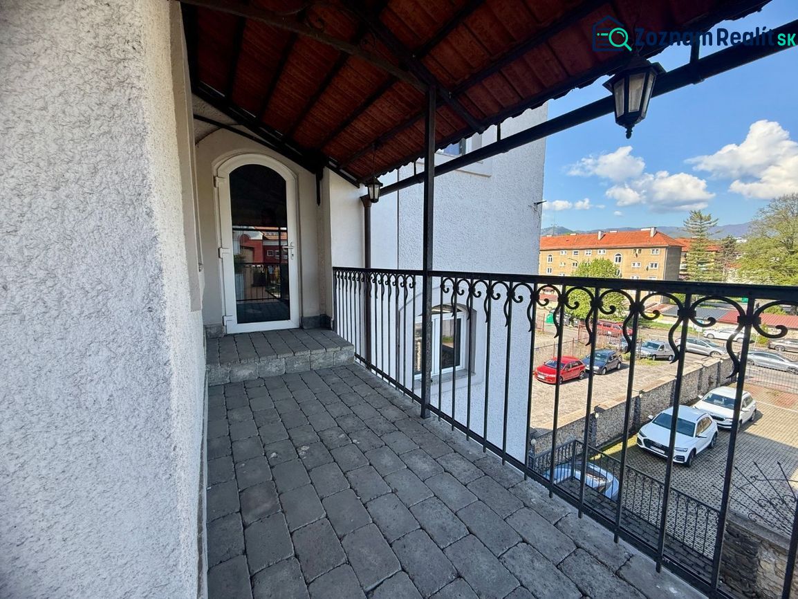 Reprezentatívny meštiansky dom s parkovaním v centre Banskej Bystrice  - Balkón so železným zábradlím a výhľadom na parkovisko v Banskej Bystrici. Zvláštne nehnuteľnosti.