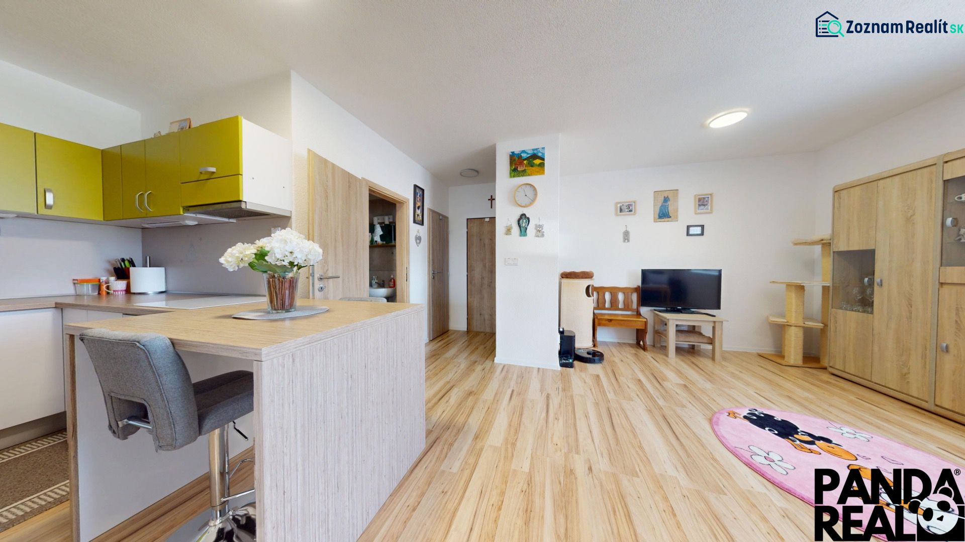 Moderný 3-izbový byt s balkónom a 2 parkovacími miestami - Ludanice - Kuchyňa a obývačka s podlahou s dreveným dekorom v 3-izbovom byte.