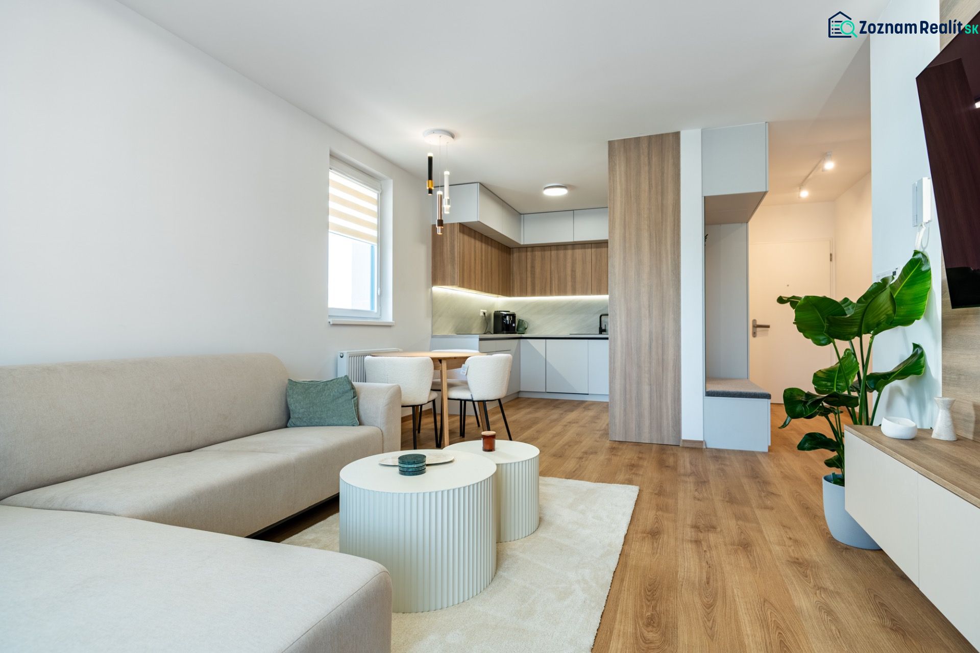 3-izb.byt | Novostavba | Popradská, Košice | 72,75 m² + loggia - Obývačka spojená s kuchyňou v 3-izbovom byte s podlahou s dreveným dekorom.