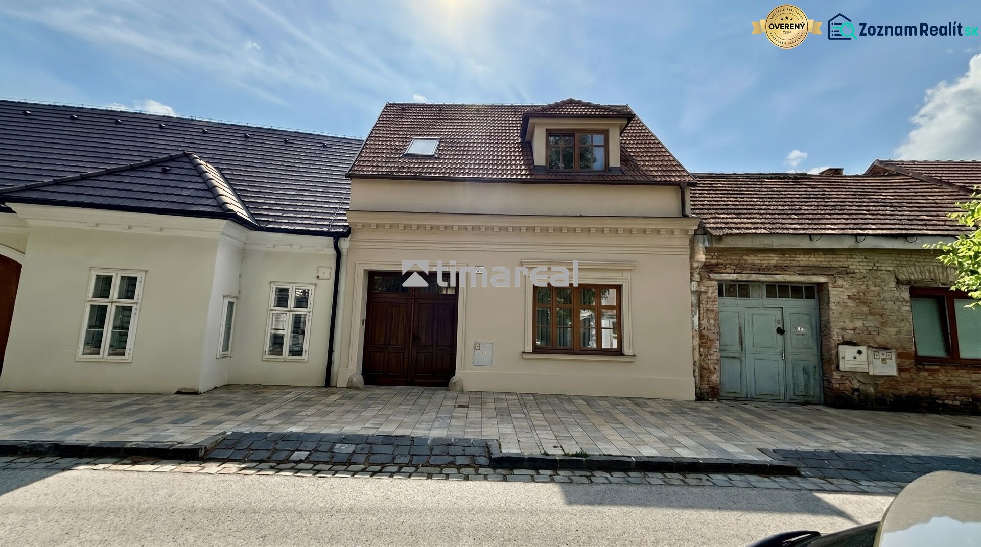 BÝVAJ, PODNIKAJ, INVESTUJ v historickom centre, Pekárska ul., Trnava - Rodinný dom na Pekárskej ulici v Trnave s klasickou fasádou a šikmou strechou.