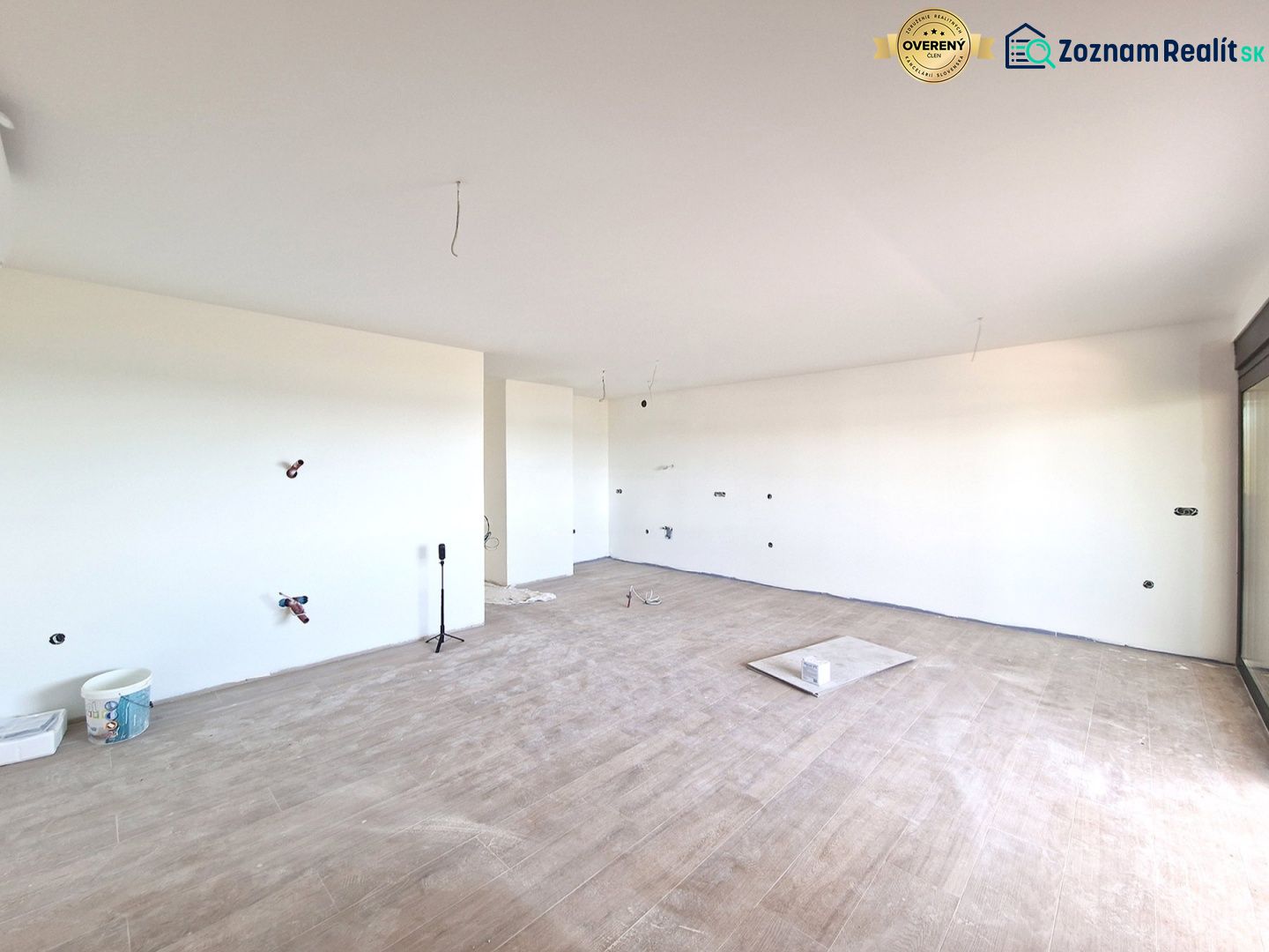CHORVÁTSKO - Apartmány 60 m od mora - PRIVLAKA - Priestranná miestnosť 3-izbového bytu s podlahou s dreveným dekorom a veľkým oknom.