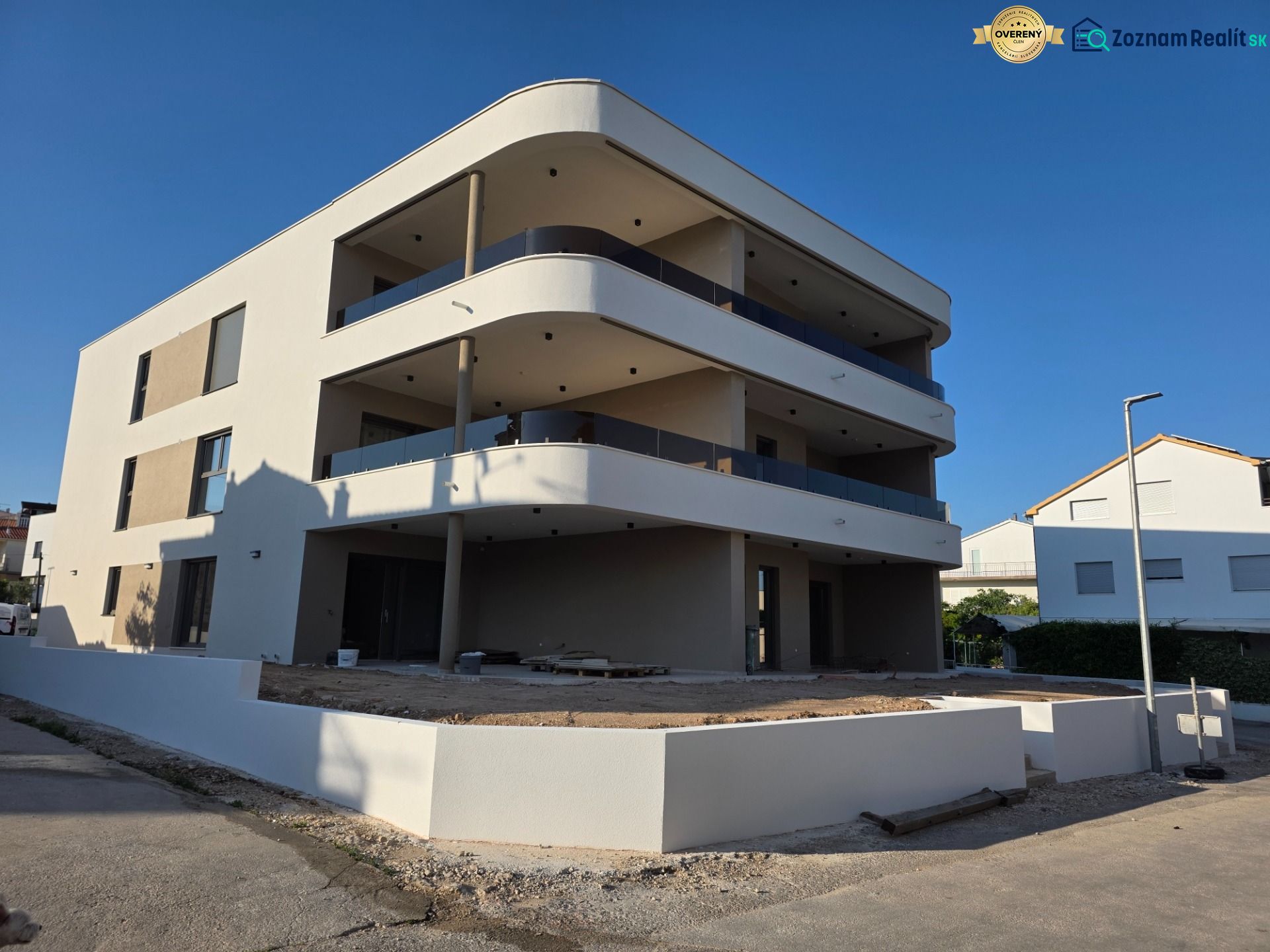 CHORVÁTSKO - Apartmány 140 m od pláže (3i) - VODICE - Bytový dom v Vodiciach s 3-izbovým bytom a presklenými balkónmi.