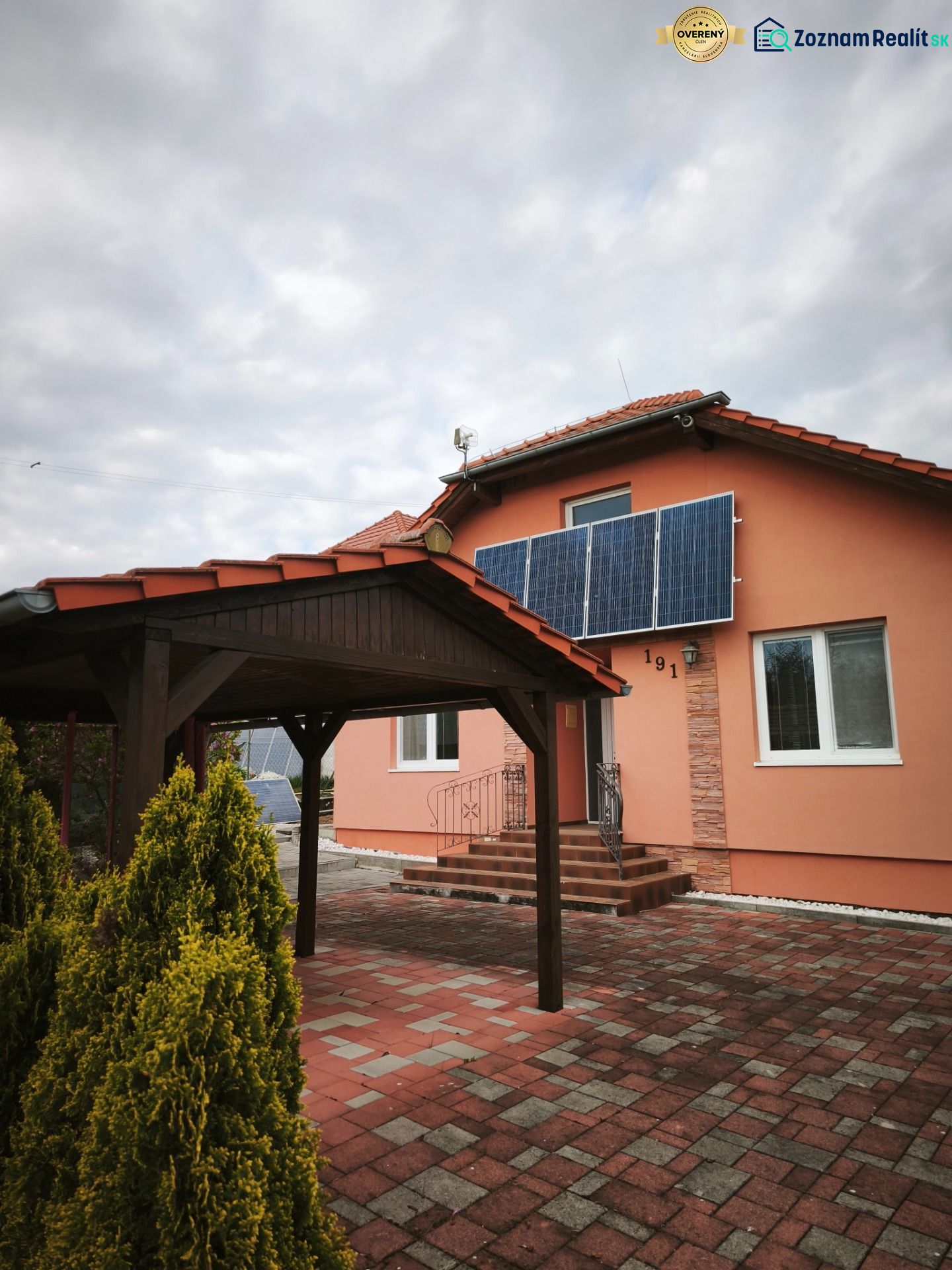 Bungalov za bezkonkurenčnú cenu Martin n. Žitavou - Rodinný dom v Martin nad Žitavou so solárnymi panelmi a altánkom na terase.
