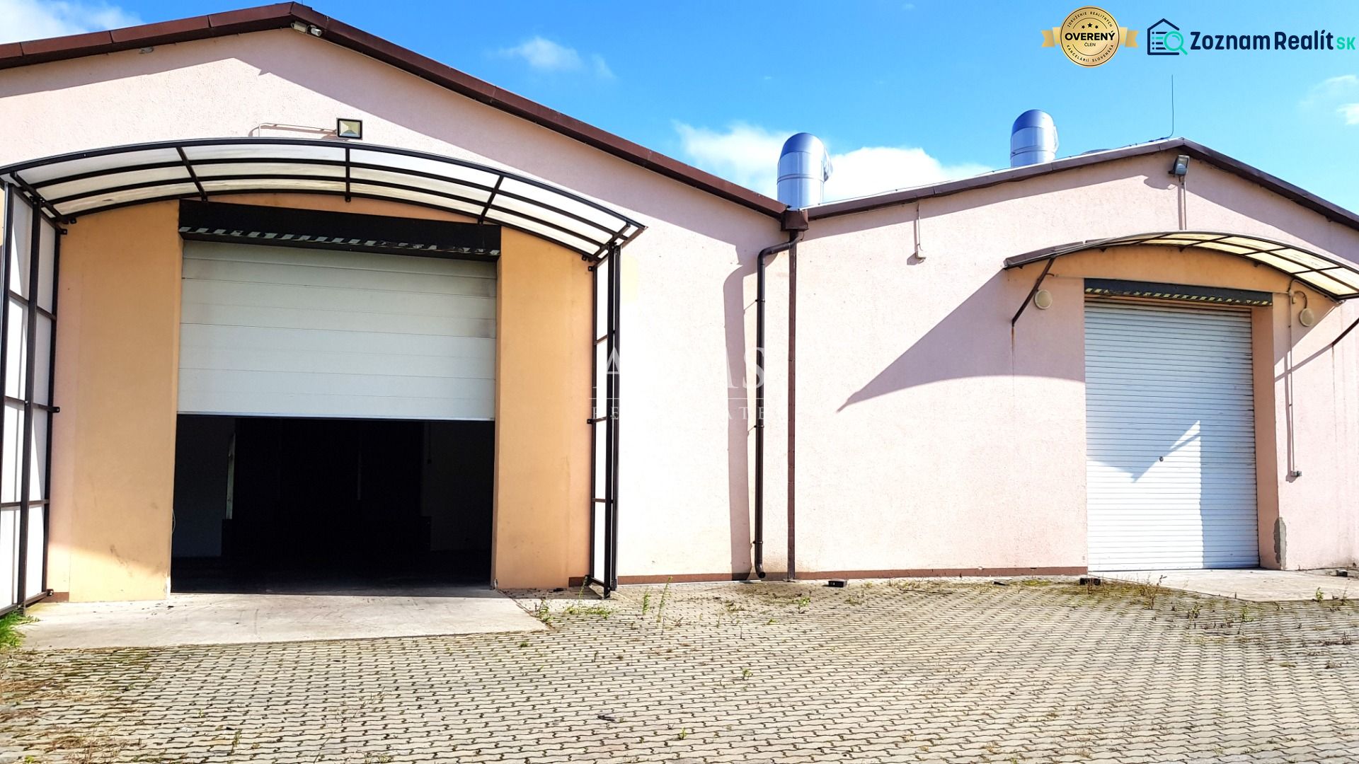 Skladové priestory Ilava - Sklady a haly na ulici Kpt. Nálepku v Ilave s rampou a garážovými bránami.