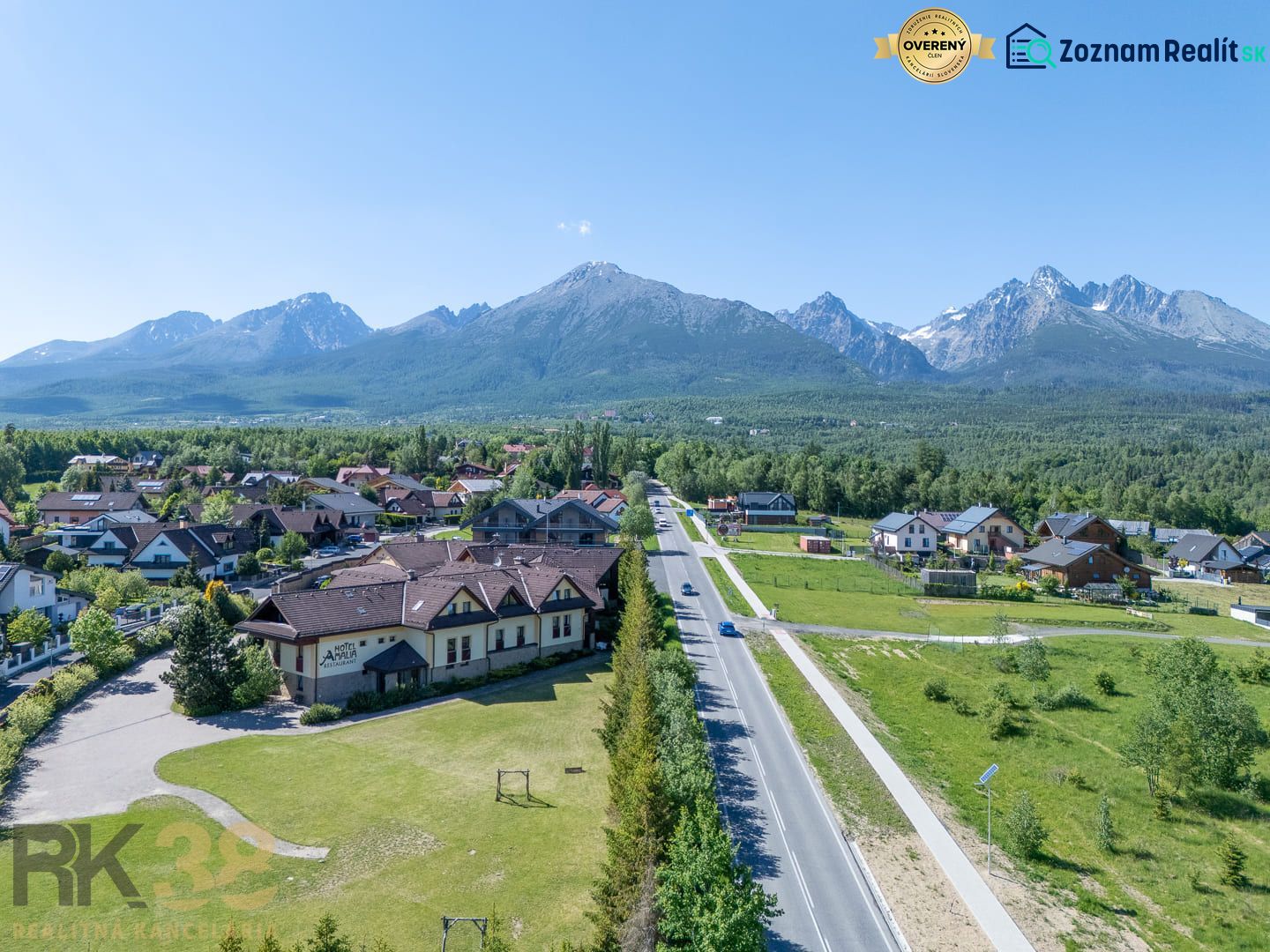 NA PREDAJ: Zabehnutý hotel Amália s wellnesom v srdci Vysokých Tatier - Pohľad na Hotely a penzióny v Novej Lesnej s Vysokými Tatrami v pozadí.