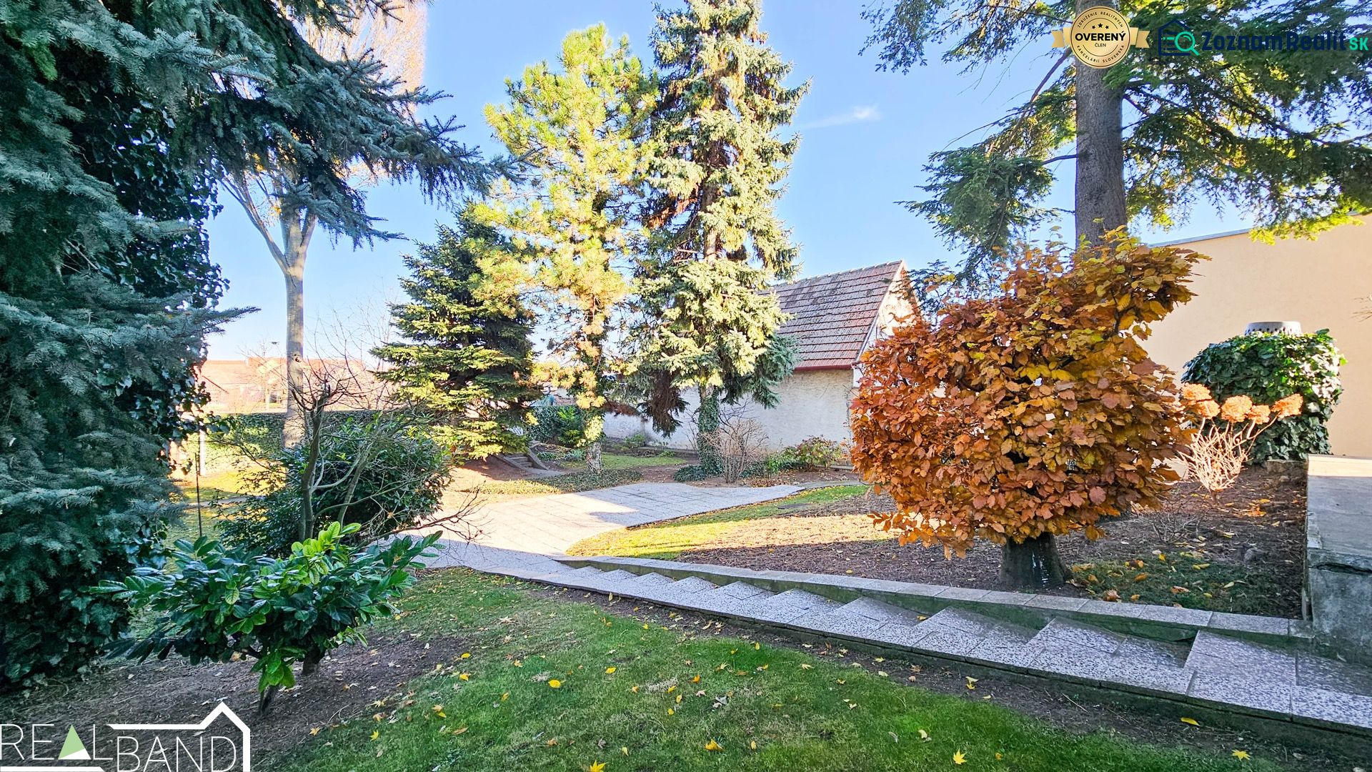 PREDAJ - Rodinný dom - Pavlice, Celková rozloha 1469m² - Rodinný dom v Pavliciach so záhradou plnou stromov a chodníkom.