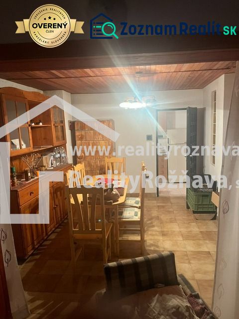 PREDAJ/ Krásna chalupa s vinicou/Jablonov nad Turňou - Jedálenský kút v chate s dreveným nábytkom a osvetlením.