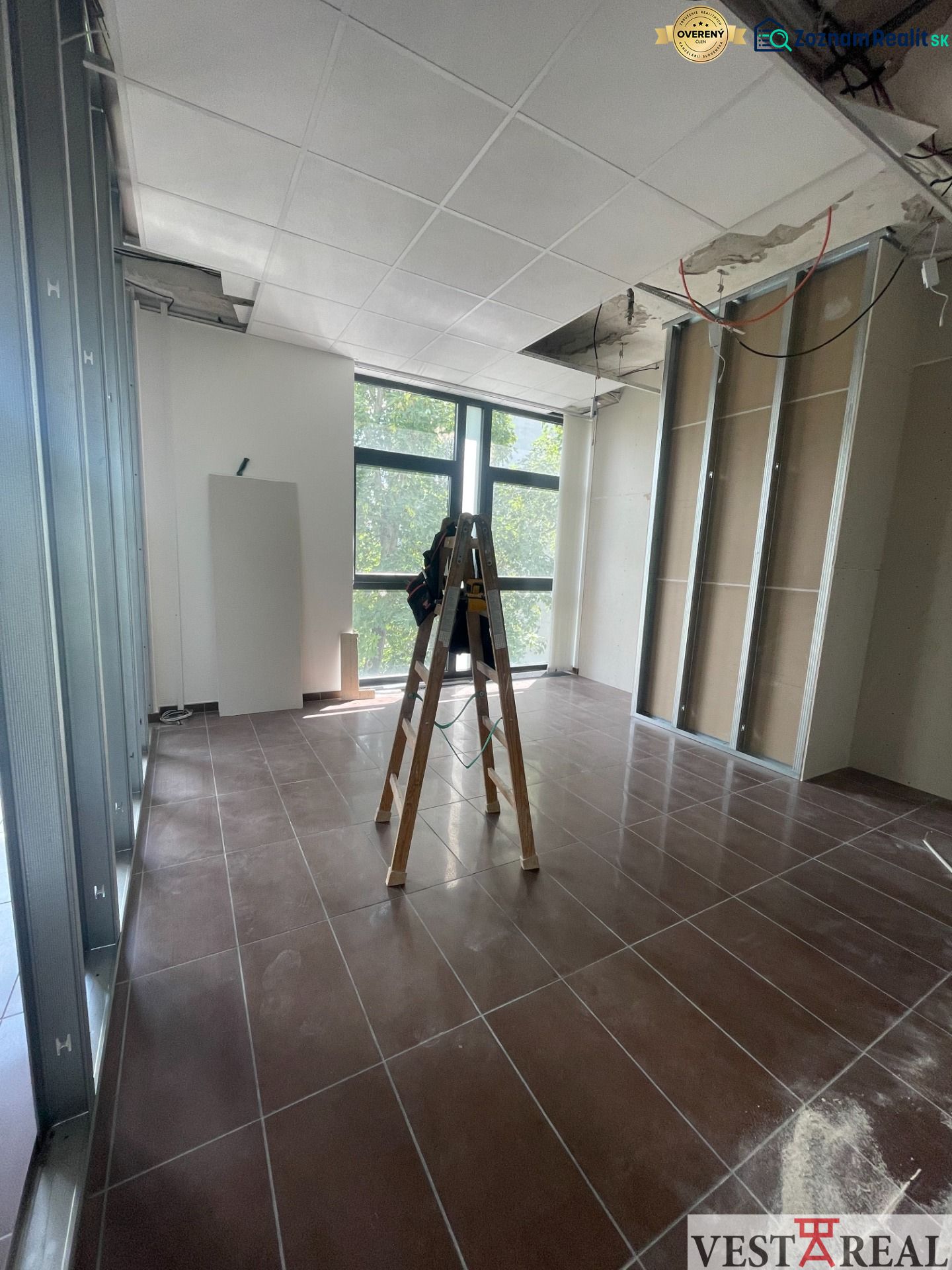 Od 20 m² Kancelárie a obchodné priestory na prenájom – Galanta - Kancelárie s rebríkom a rozostavaným podhľadom, podlaha s dreveným dekorom.