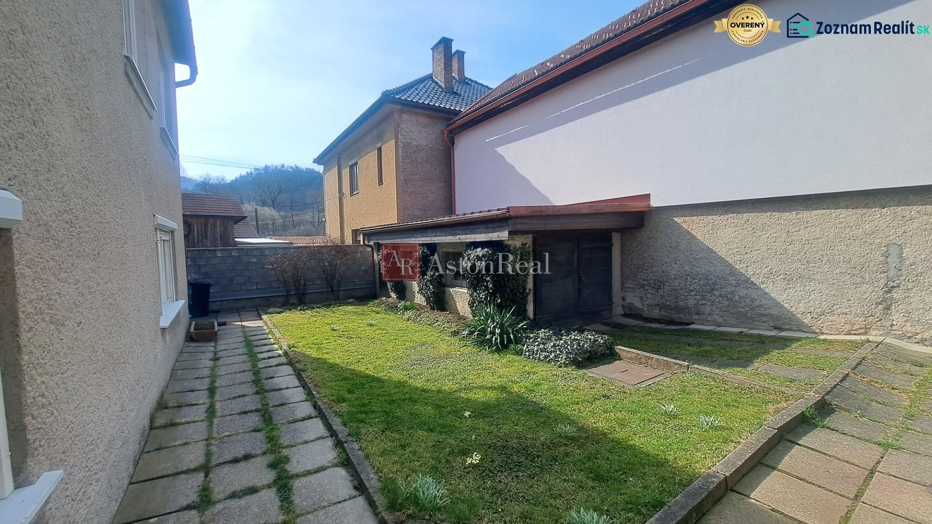 RODINNÝ DOM, pozemok 290m2,  MEDZIBROD okr. Banská Bystrica   - Rodinný dom v Medzibrode s malou záhradkou a prístupovým chodníkom.