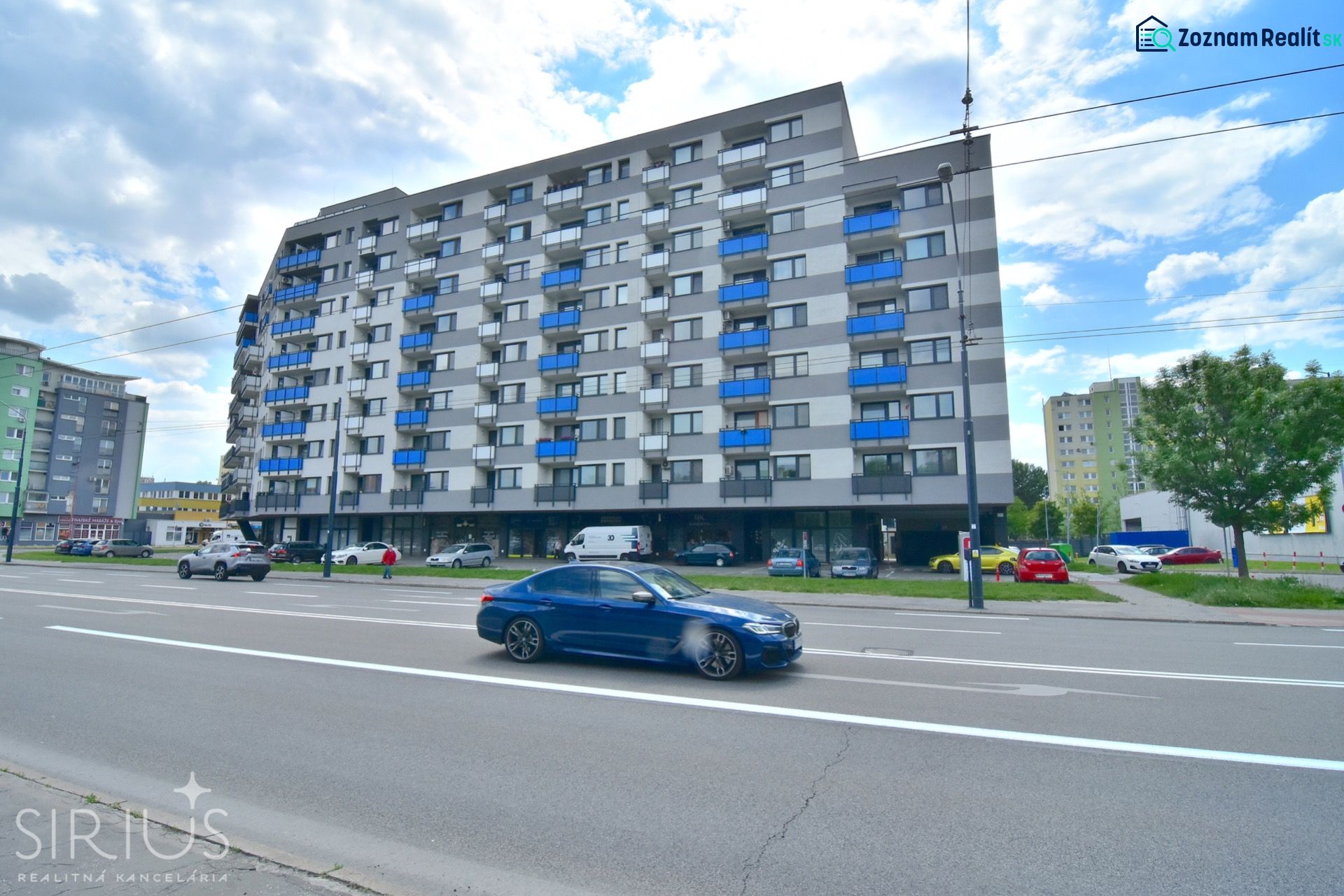 UZBECKÁ, parkovacie miesto v garáži, novostavba Oppidum - Bytový dom na Uzbeckej ulici v Bratislave - Podunajských Biskupiciach s prechádzajúcimi autami.