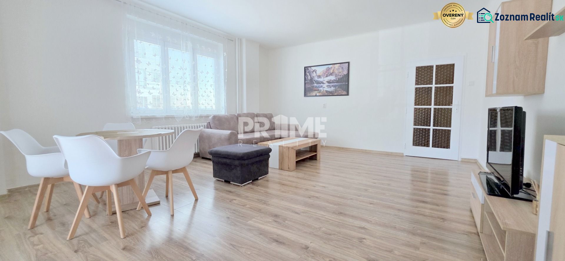  PRIESTRANNÝ 2i byt, BLUMENTÁL, CENTRUM, LOGGIA, Wilsonova ulica - Obývacia izba v 2-izbovom byte s jedálenským stolom a pohovkou.