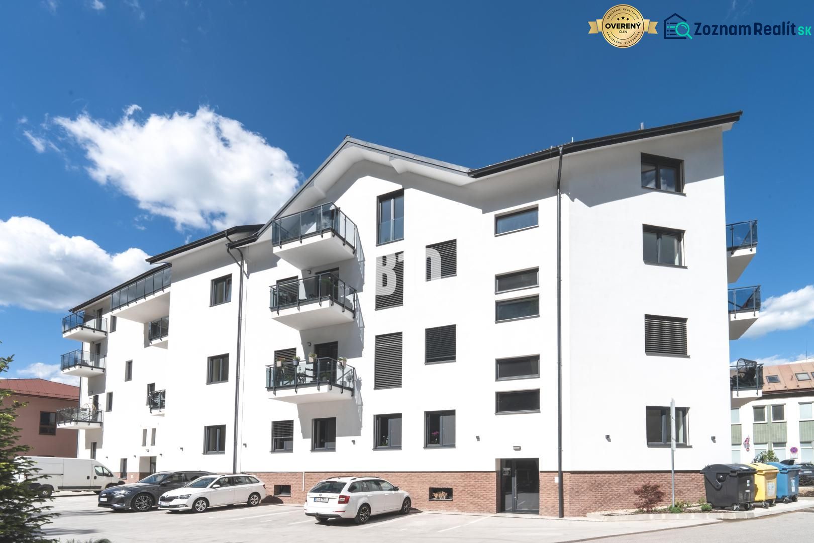 3 izbový byt v novostavbe REZIDENCIA KUBÍN - Biela rezidenčná budova s balkónmi a parkovaním na Matúškovej v Dolnom Kubíne.