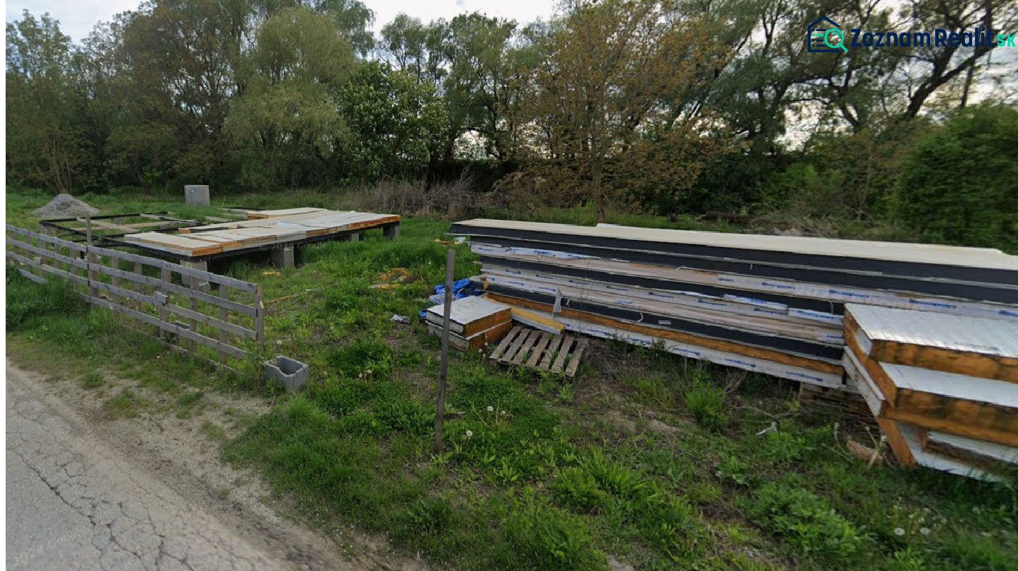 Pozemok 1160m2, Nižná Hutka, ul. Záhradkárská - Pozemok - bývanie na Zahradkárskej ulici v Nižnej Hutke s drevenými materiálmi.