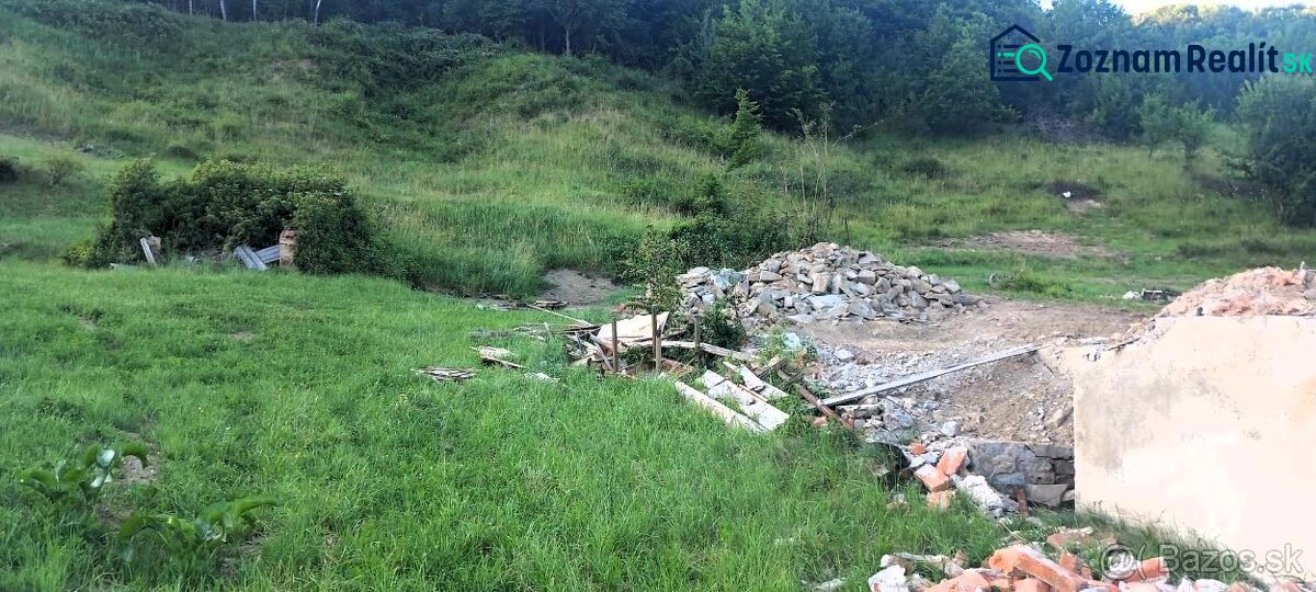 Na predaj stavebné pozemky - 7 500 m² v obci Zubné. - Ruiny medzi trávnatými kopcami v Zvláštnych nehnuteľnostiach Zubného obklopené vegetáciou.
