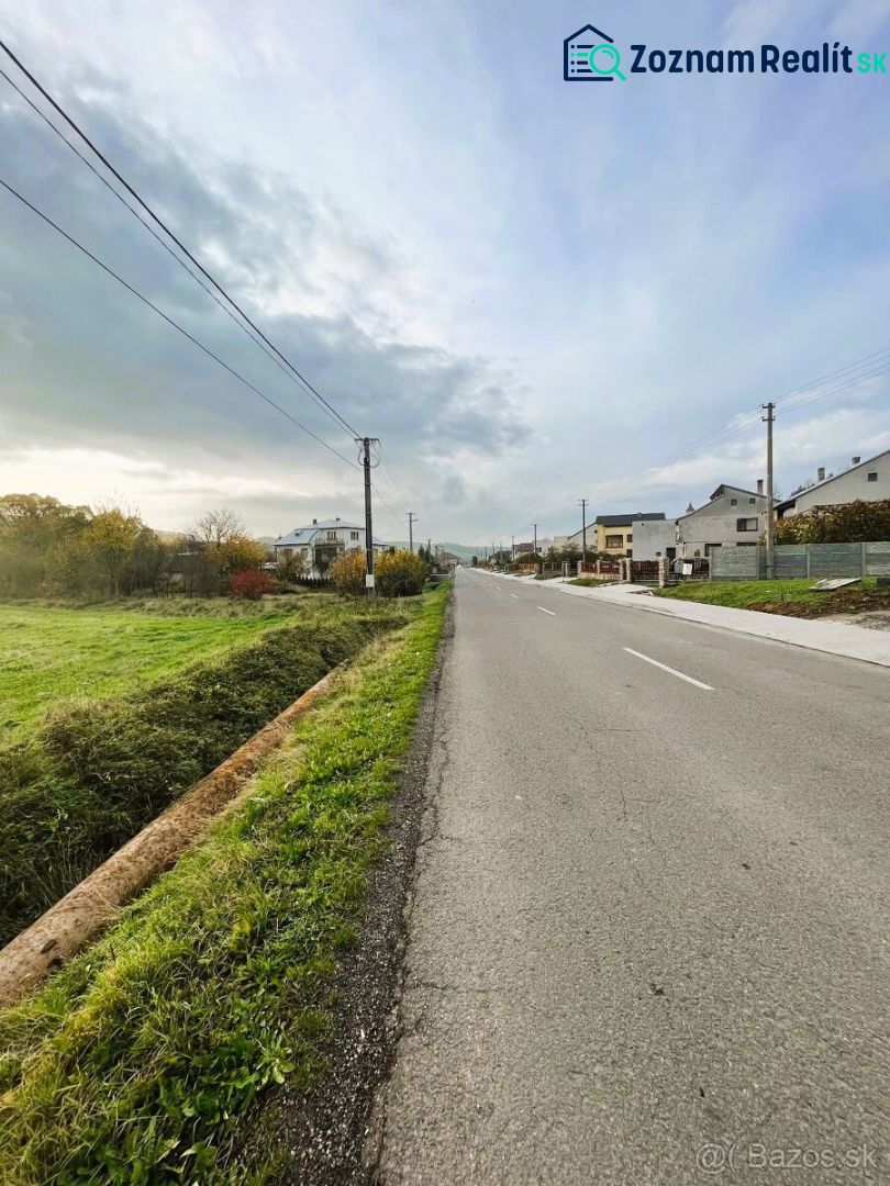 Na predaj pozemok o rozlohe - 4 070 m² vhodný na výstavbu rodinného do - Cesta v Slovenskej Volovej vhodná pre Pozemky - bývanie, obklopená zeleňou a budovami.