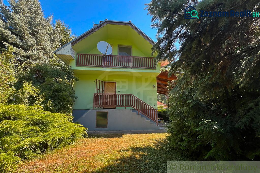 Kúsok raja v Hamuliakove – útulný domček na 930 m² pozemku pri hrádzi.