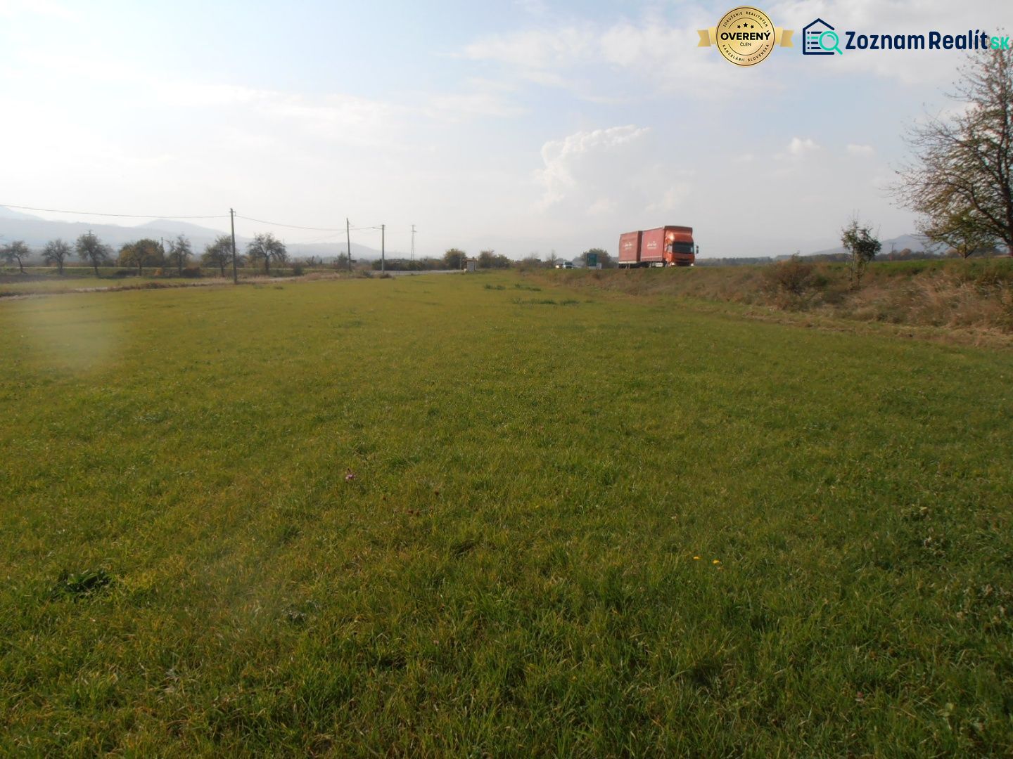 RATKOVO - pozemok 5260 m2,okr. Martin - Široká lúka pri ceste, vhodná na pozemky a bývanie, plná zelene a stromov.