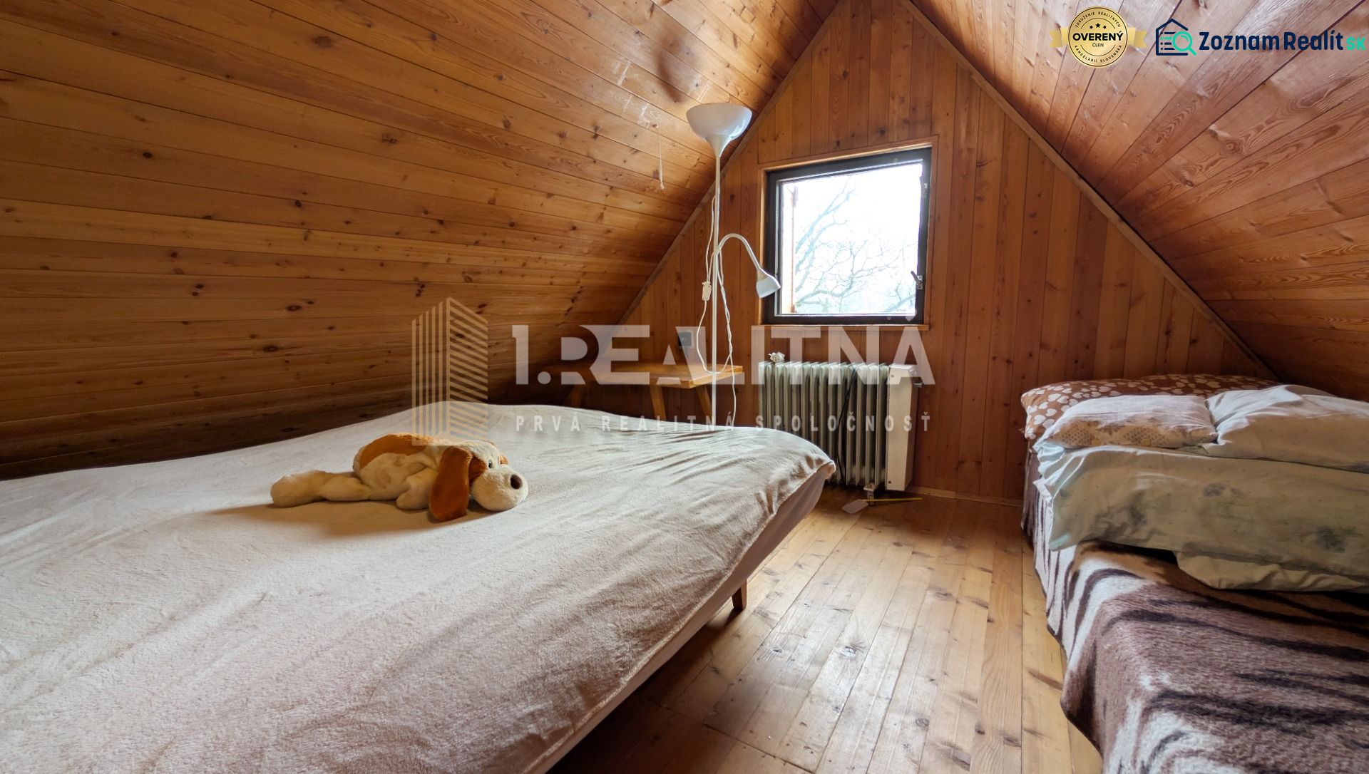 ČAROVNÁ CHALUPA, ĽUBIETOVÁ, 373 M2 - Podkrovná izba v chate so šikmým stropom a podlahou s dreveným dekorom.