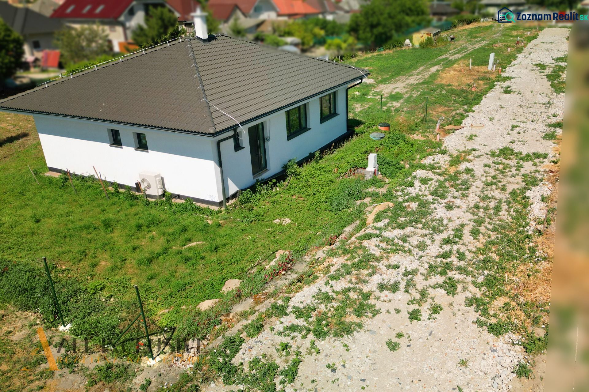 Projekt ČEREŠŇOVÁ ALEJ – 10 rod. domov/pozemk., Jelka - Rodinný dom v Jelke s trávnatou záhradou a šikmou strechou.
