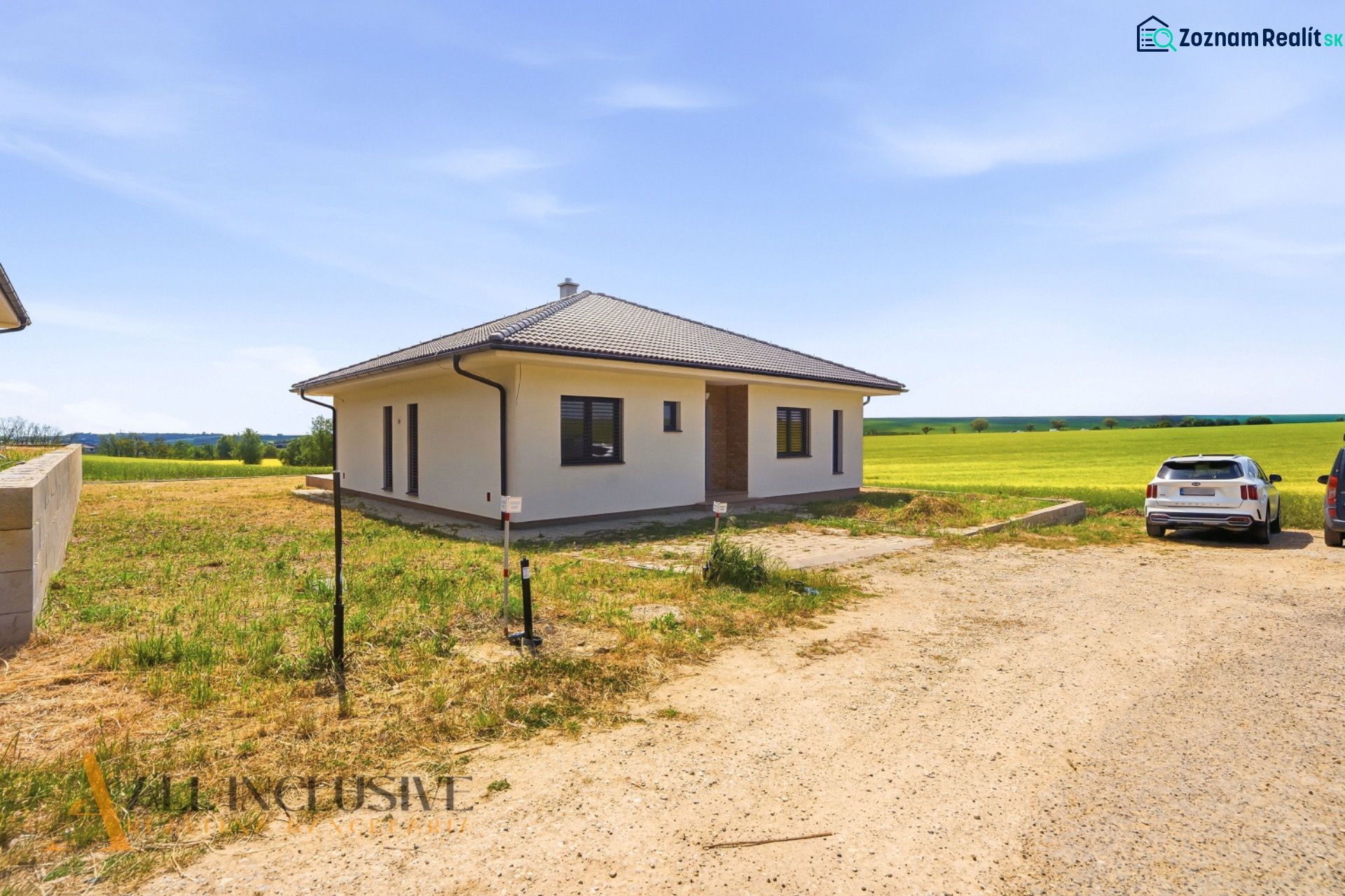 DVE NÍZKO ENERGETICKÉ NOVOSTAVBY | MALÝ LAPÁŠ | NITRA - Rodinný dom v Malom Lapáši obklopený prírodou s parkoviskom na štrkovom teréne.