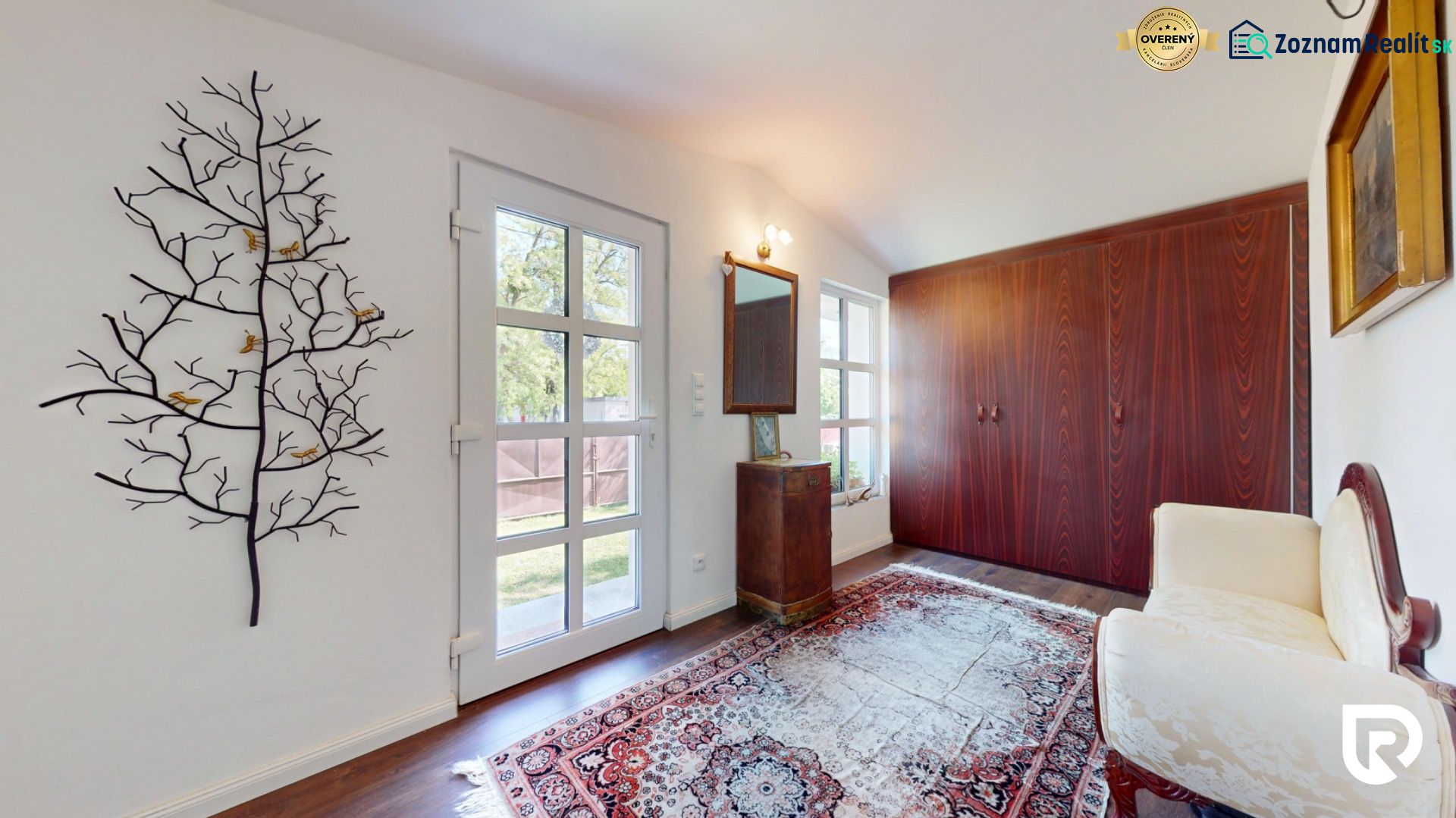 5 izbový rodinný dom v Malinove | 751 m² pozemok - Interiér rodinného domu s umením na stene, kobercom a podlahou s dreveným dekorom.