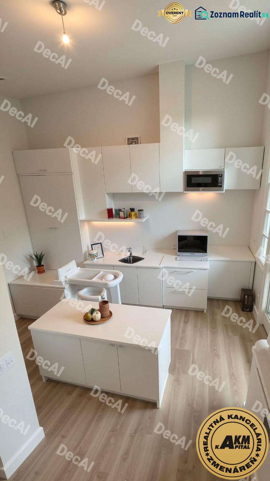 3 izbový byt  75 m2, balkón, novostavba na predaj, Podborová, Zvolen - Kuchyňa v 3-izbovom byte s podlahou s dreveným dekorom, svetlé skrinky a doplnky.