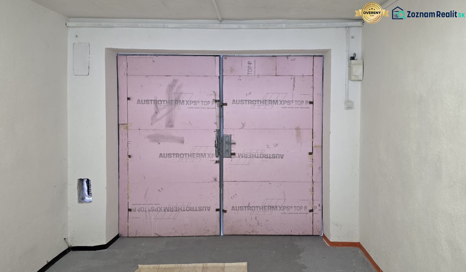 NA PREDAJ - GARÁŽ - Topoľčany - Garážové dvere s izolačným materiálom v interiéri garáže.