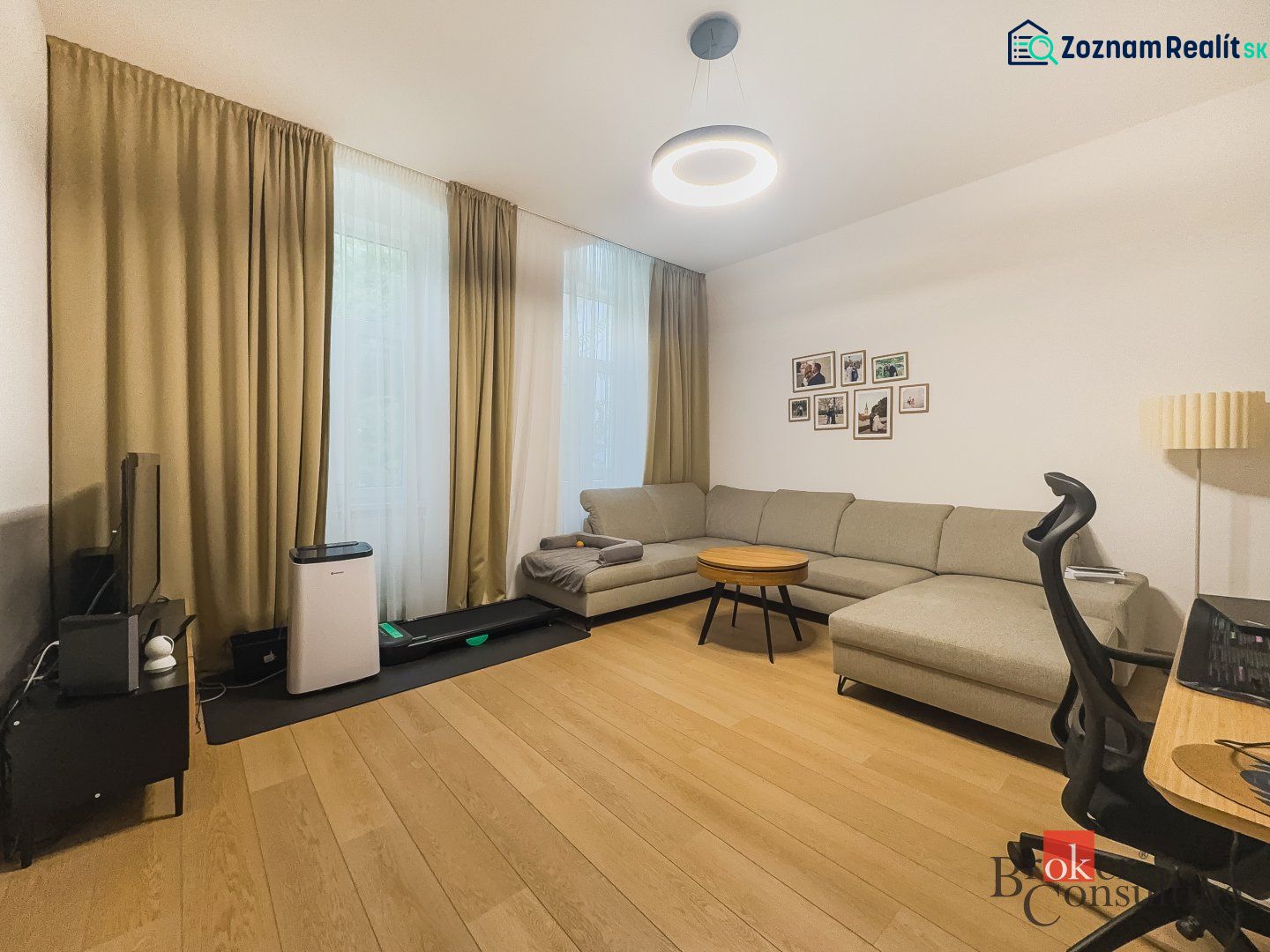 Priestranný petfriendly 2i byt v Starom Meste - Obývacia izba v 2-izbovom byte s pohovkou a podlahou s dreveným dekorom.