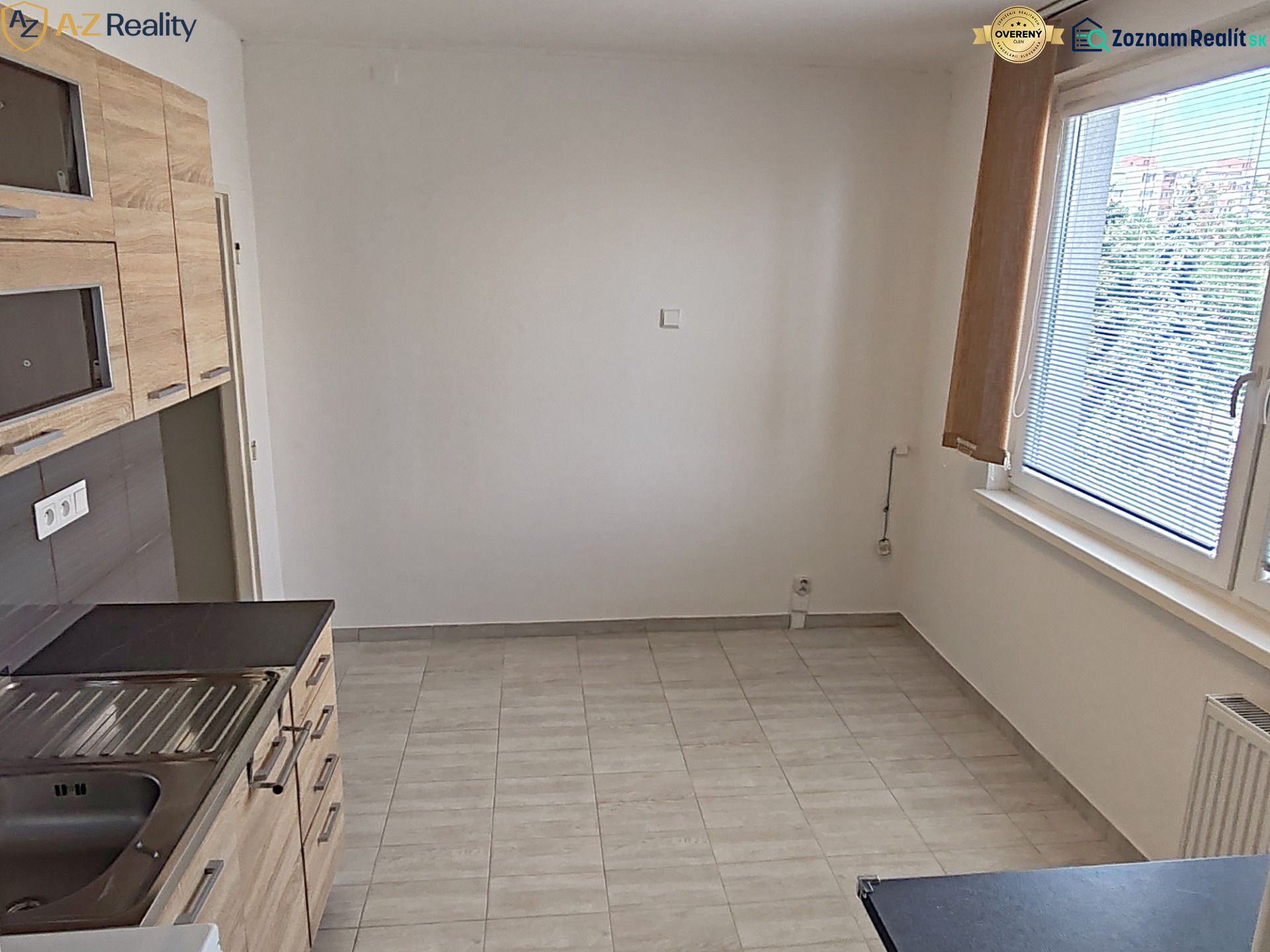 1 izbový byt s balkónom na prenájom  - Kuchyňa v 1-izbovom byte s kuchynskou linkou a dlažbou, svetlá miestnosť.