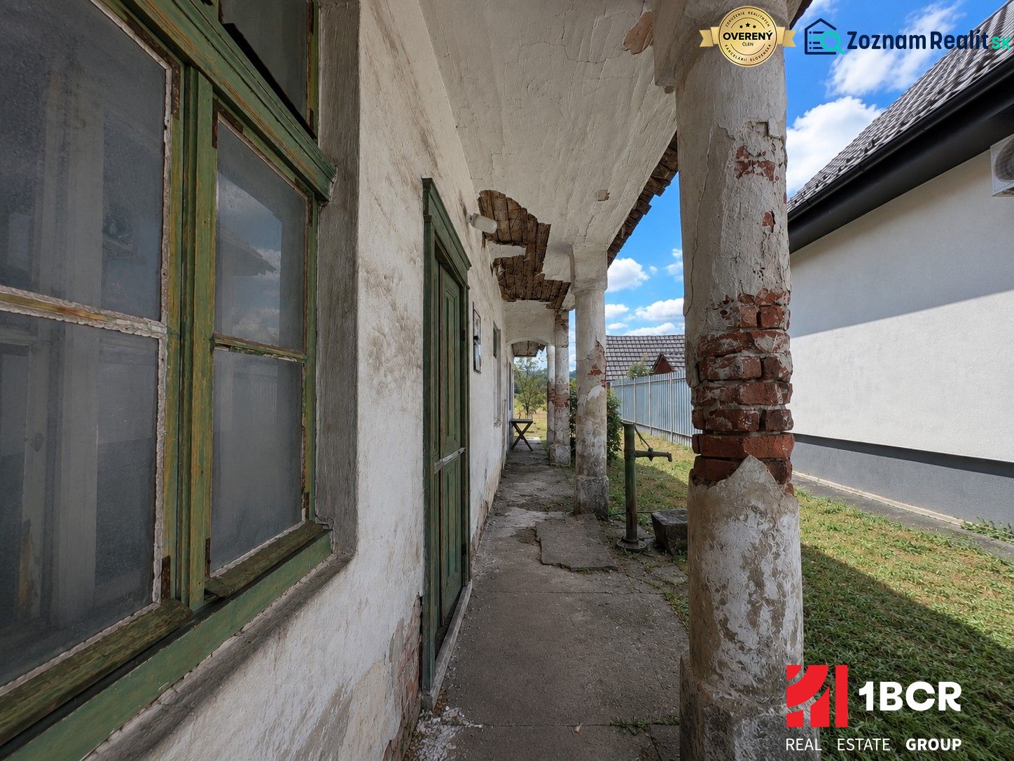 1.BCR | DOM S VEĽKÝM POZEMKOM A POTENCIÁLOM | SOLOŠNICA  - Rodinný dom na ulici Hoštáky v Sološnici s opotrebovanou fasádou a stĺporadím.