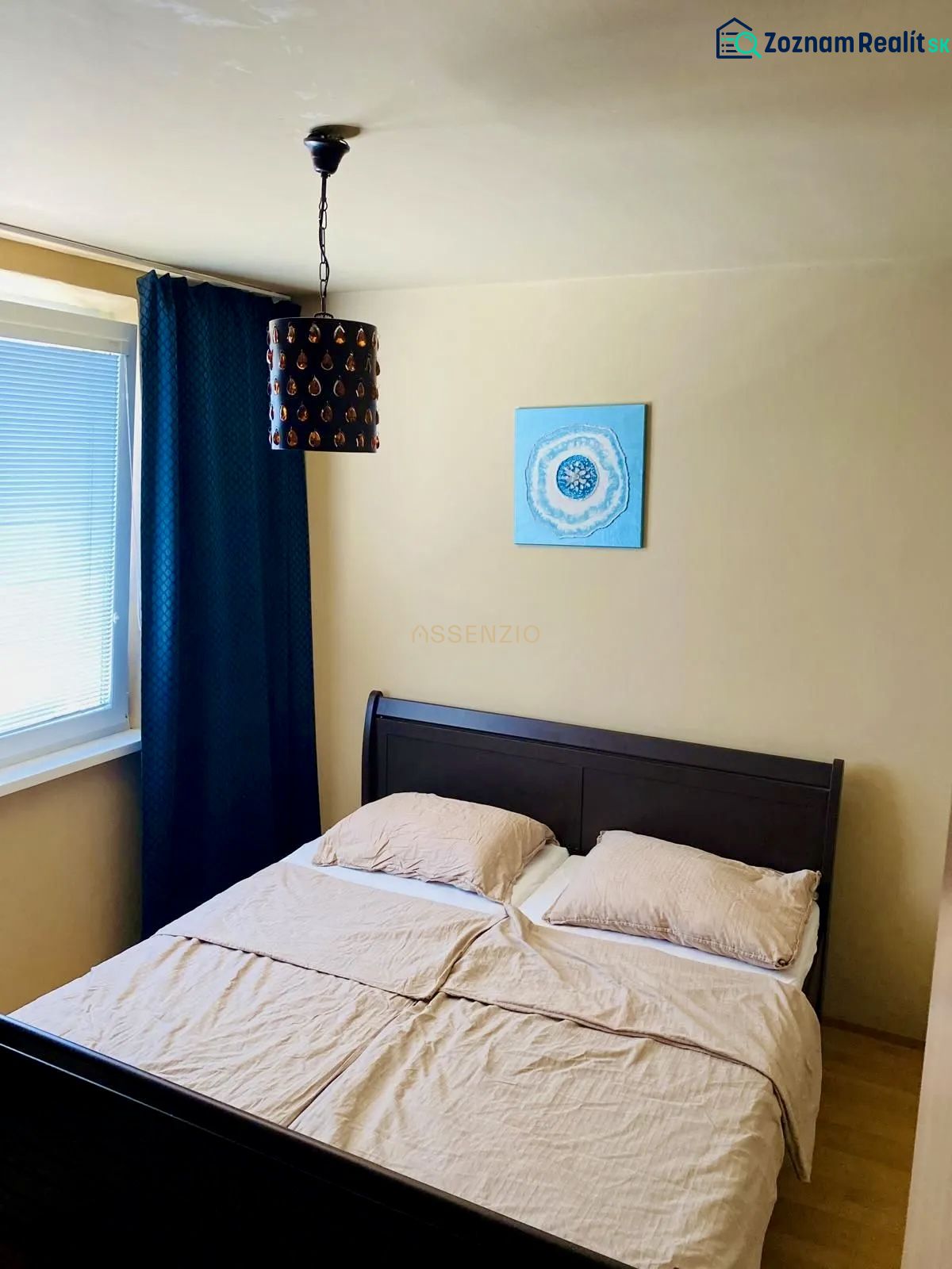 Prenajom 2,5-izbový byt v Karlovej Vsi – 48 m², výhľad do Líščieho - Spálňa v 2-izbovom byte s veľkou posteľou, obrazom a závesom.