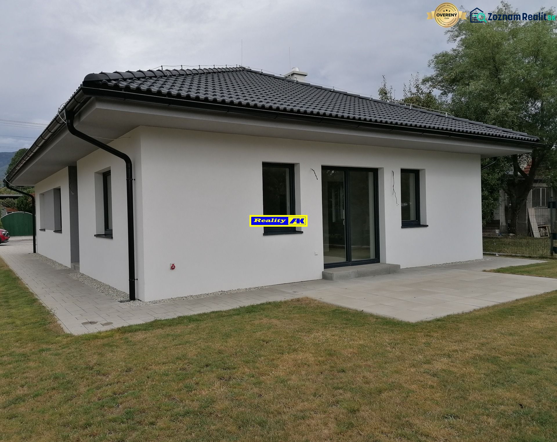 Rodinný dom novostavba na predaj Kláštor pod Znievom  - Rodinný dom v Martine s terasou, bielou fasádou a šikmou strechou.