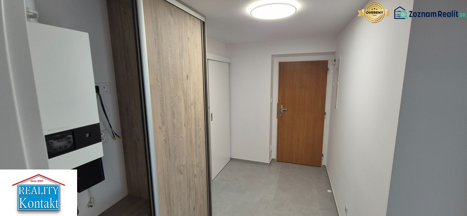 Na prenájom kompletne prerob. NOVÝ 2 izbový byt čiast.zar. Nové Zámky - Chodba s dlažbou a vstavanou skriňou v 2-izbovom byte.