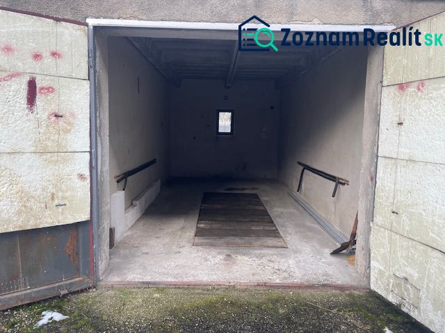 PREDAJ - Garáž aj s pozemkom na Prešovskej ulici - Otvorená garáž na Prešovskej ulici v Bratislave - Ružinove s betónovou podlahou.