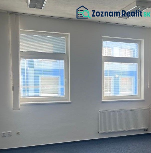 Klimatizovaná 2 - kancelária 25 m2 (12,5 m2 + 12,5 m2) na Pluhovej ul. - Kancelárie s bielymi stenami a modrým exteriérom za oknami.