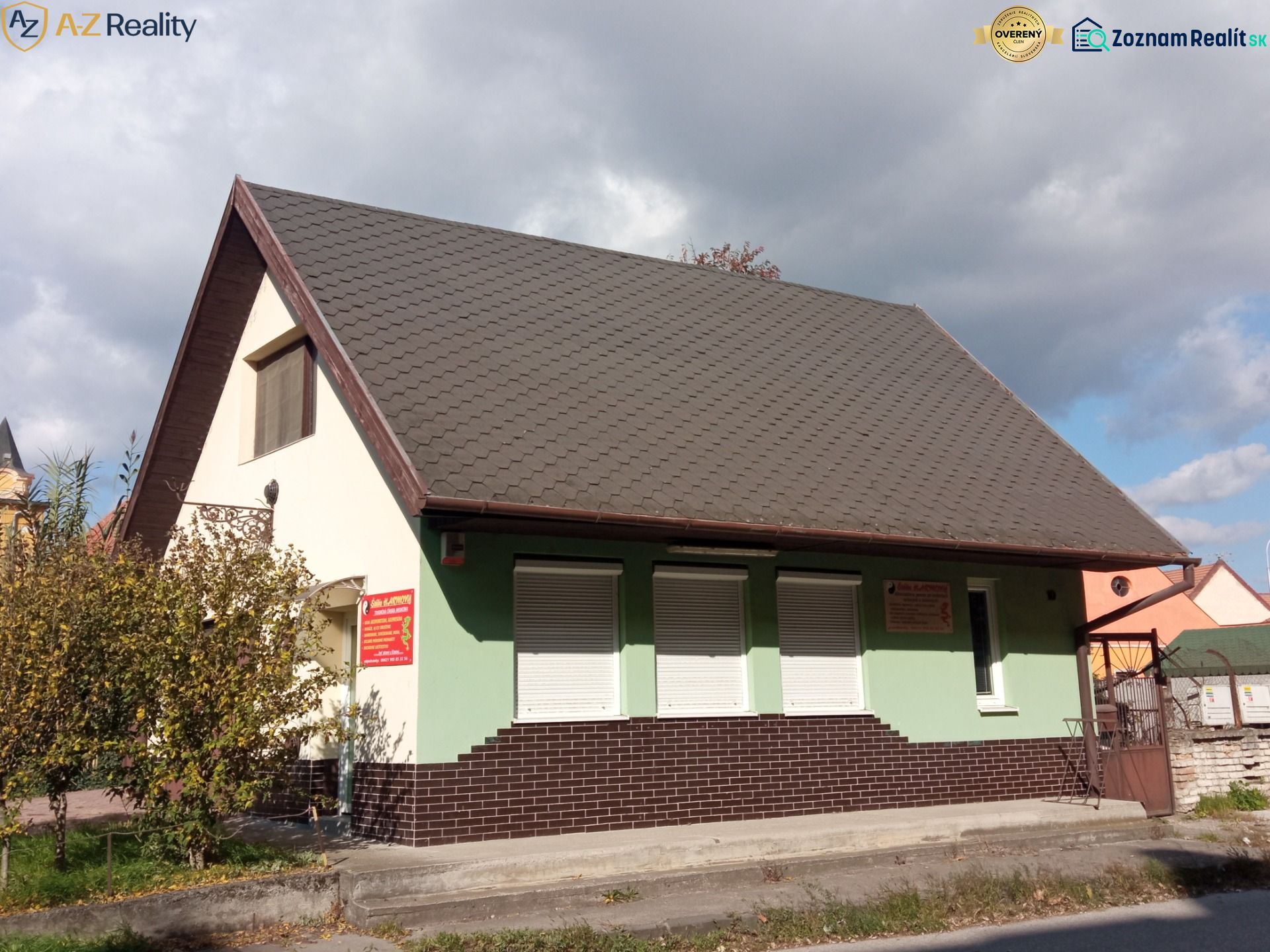 2 budovy v centre Komárna na predaj! - Rodinný dom v Komárne so šikmou strechou a zeleno-hnedou fasádou.