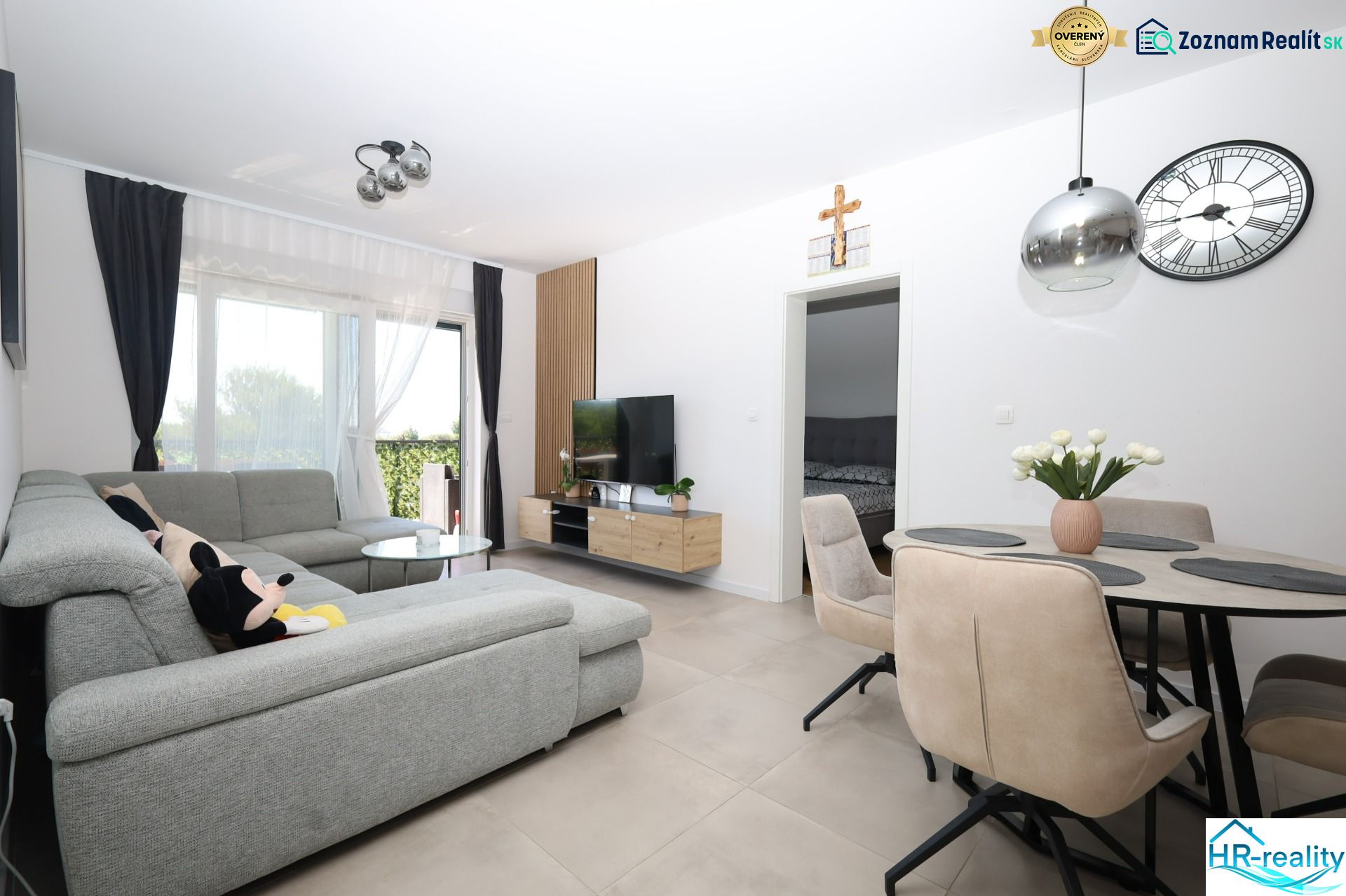 Chorvátsko, Vodice - zariadený apartmán s výhľadom na more - Rekreačný apartmán s priestrannou obývačkou, pohodlnou sedačkou a jedálenským stolom.