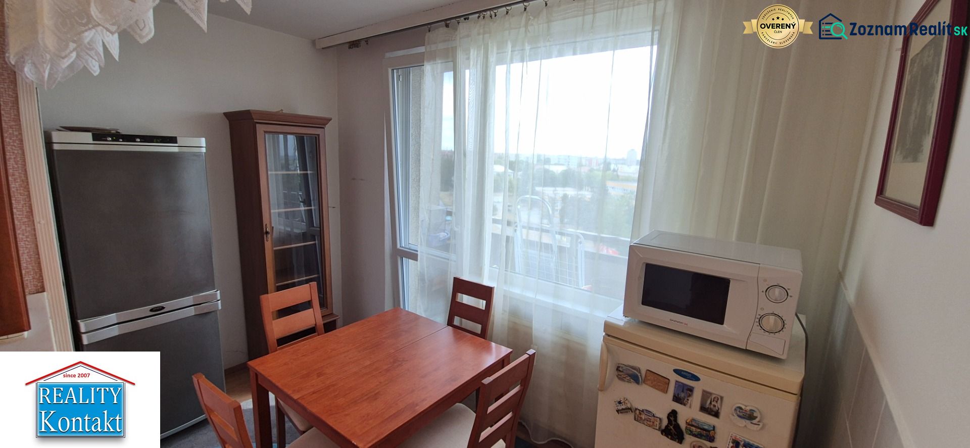 Na predaj 2 izbový byt 62m2 s 3 balkónmi - Nové Zámky  - Kuchyňa v 2-izbovom byte s jedálenským stolom, veľkým oknom a spotrebičmi.