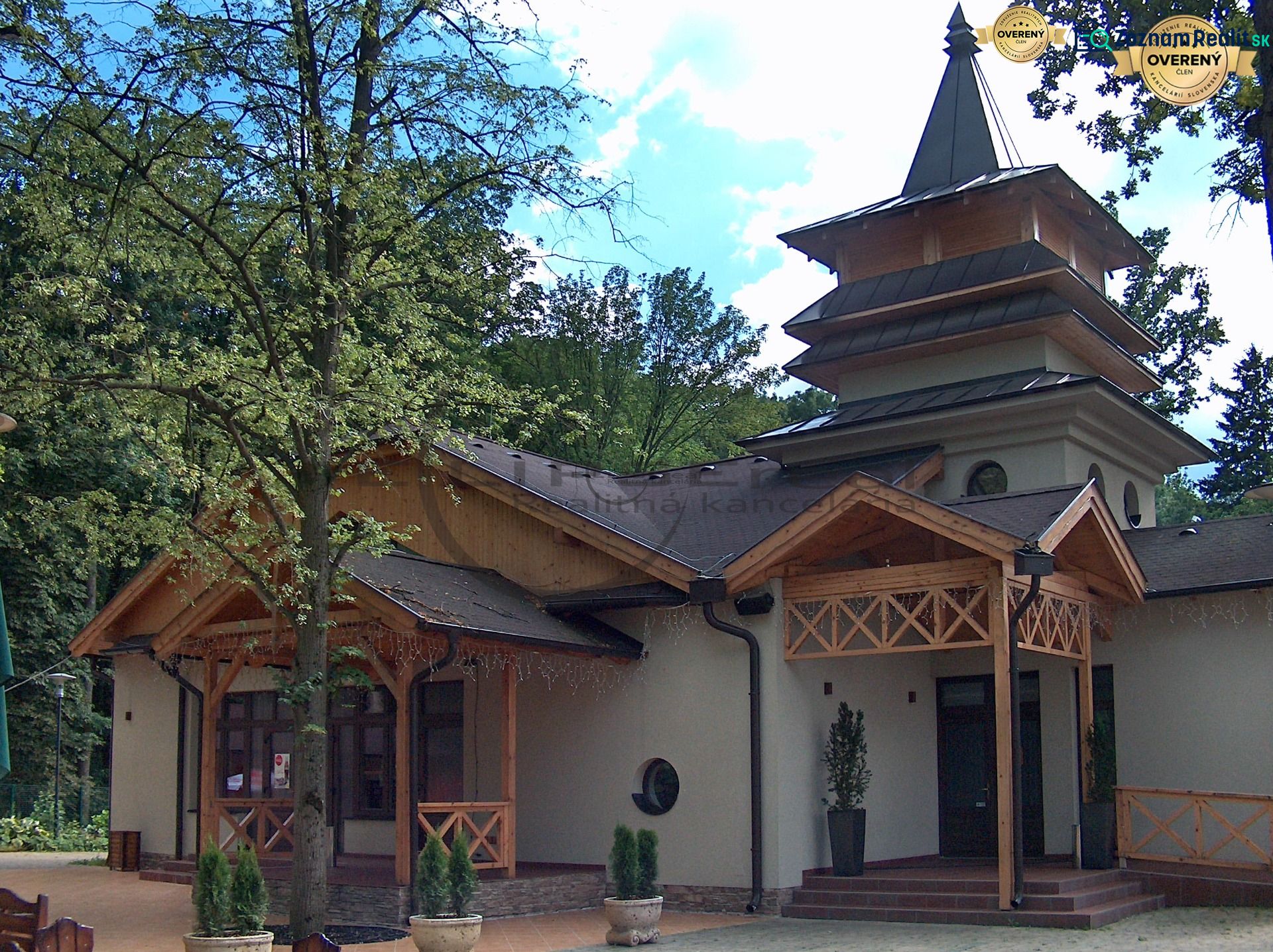NA PREDAJ jedinečný gastro eventový areál v lesoparku Berek Nové Zámky - Gastro priestory na ulici Berek v Nových Zámkoch obklopené zeleňou a architektonickými detailmi.