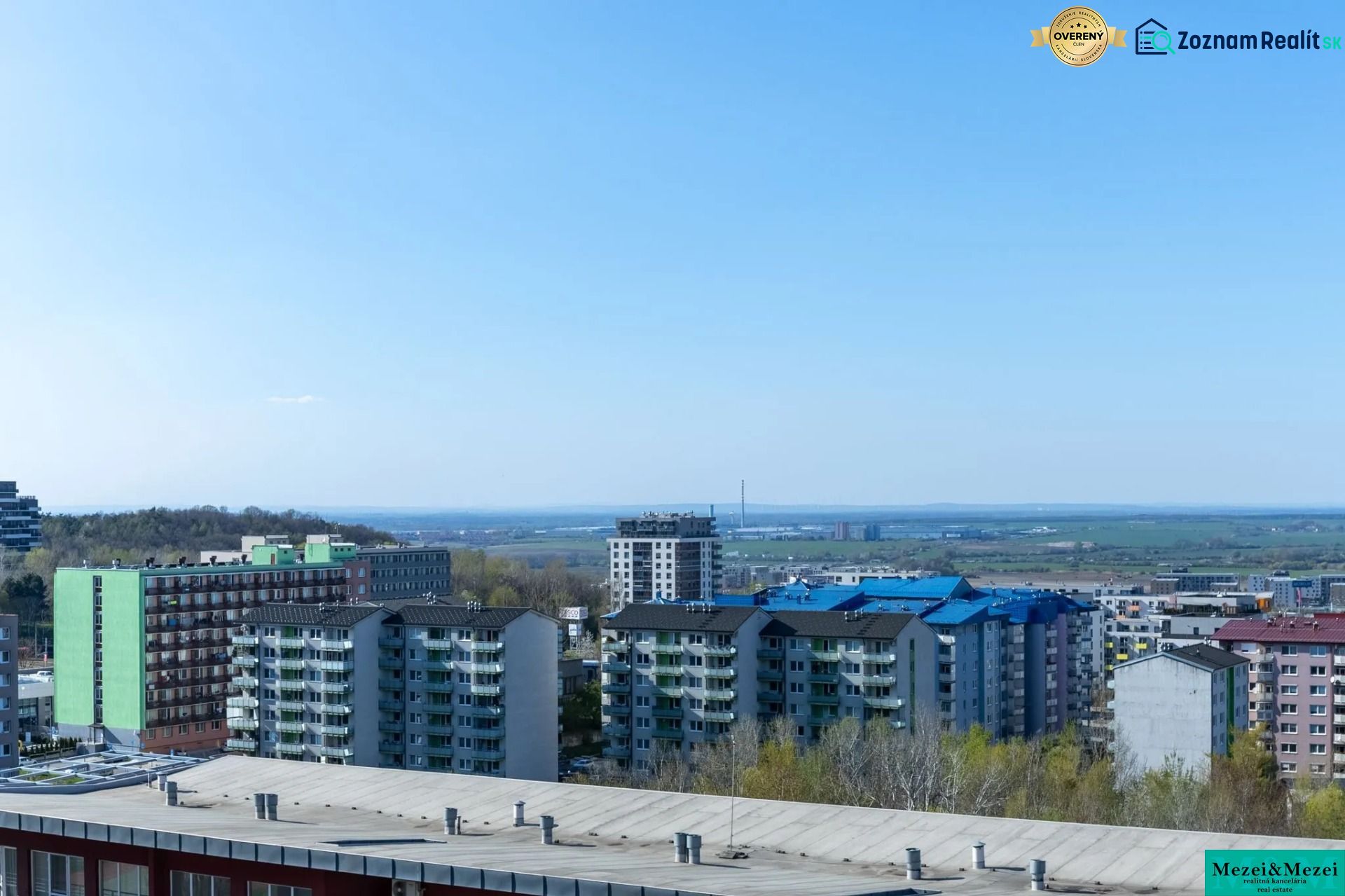 Moderný 2-izbový byt pripravený na okamžité bývanie | Dúbravka - Pohľad na bytové domy a krajinu v Bratislave - Dúbravke.