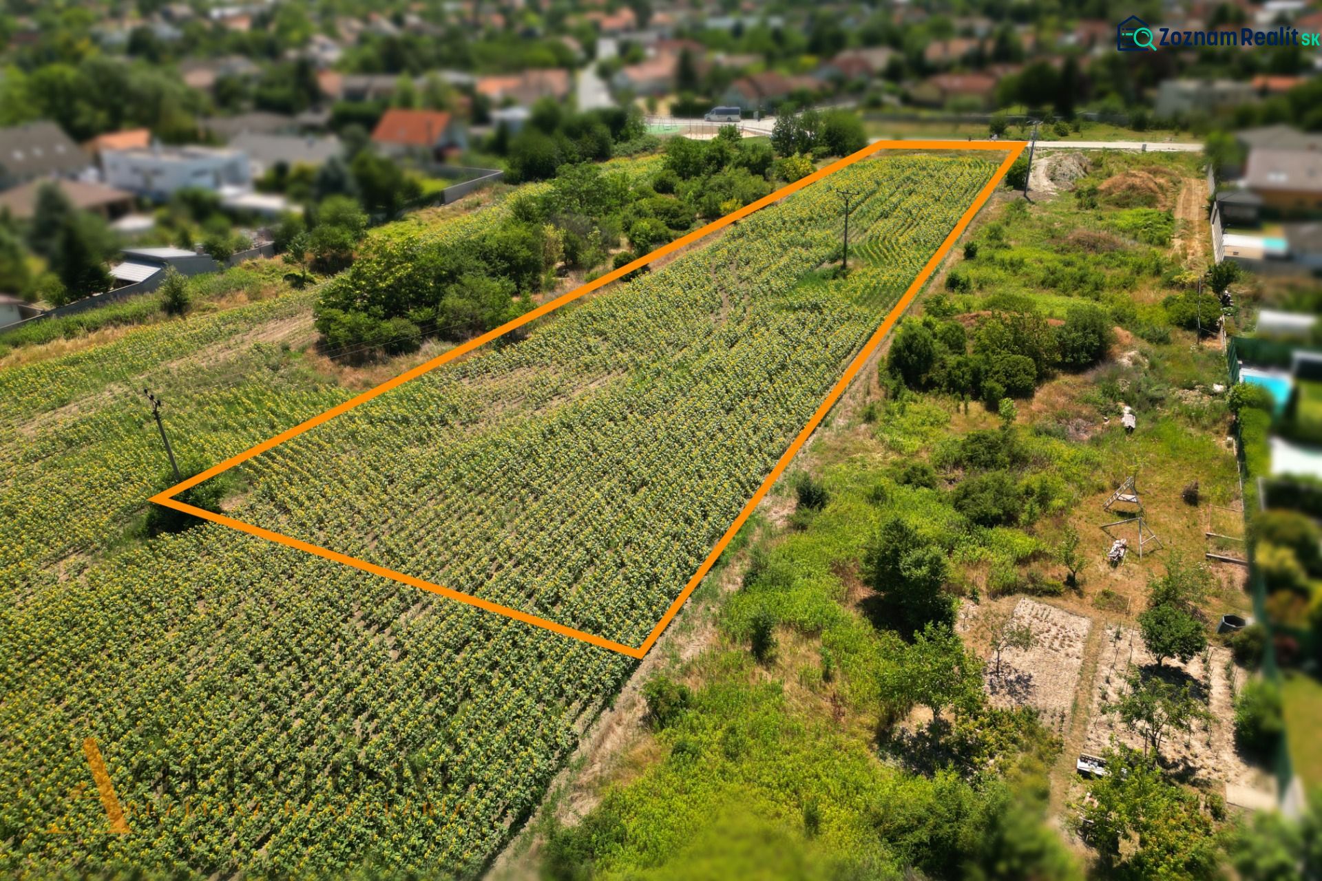 Na predaj stav. pozemok s projektom, Dunajská Lužná - V Dunajskej Lužnej sa nachádza ohraničený pozemok pre bývanie obklopený zeleňou.