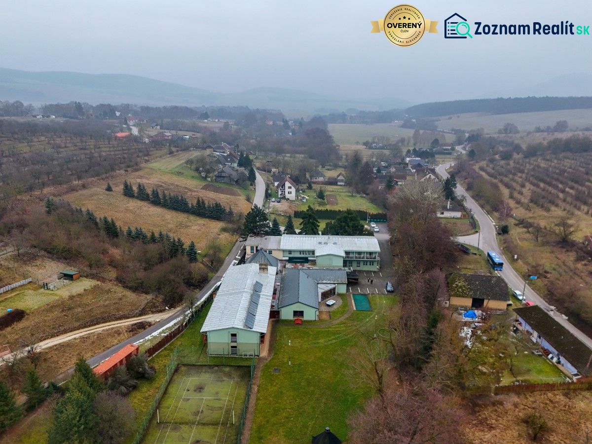 Kopanice Resort | Výnosová investícia - Letecký pohľad na Hotely a penzióny v Podkylave s okolitou krajinou a cestou.