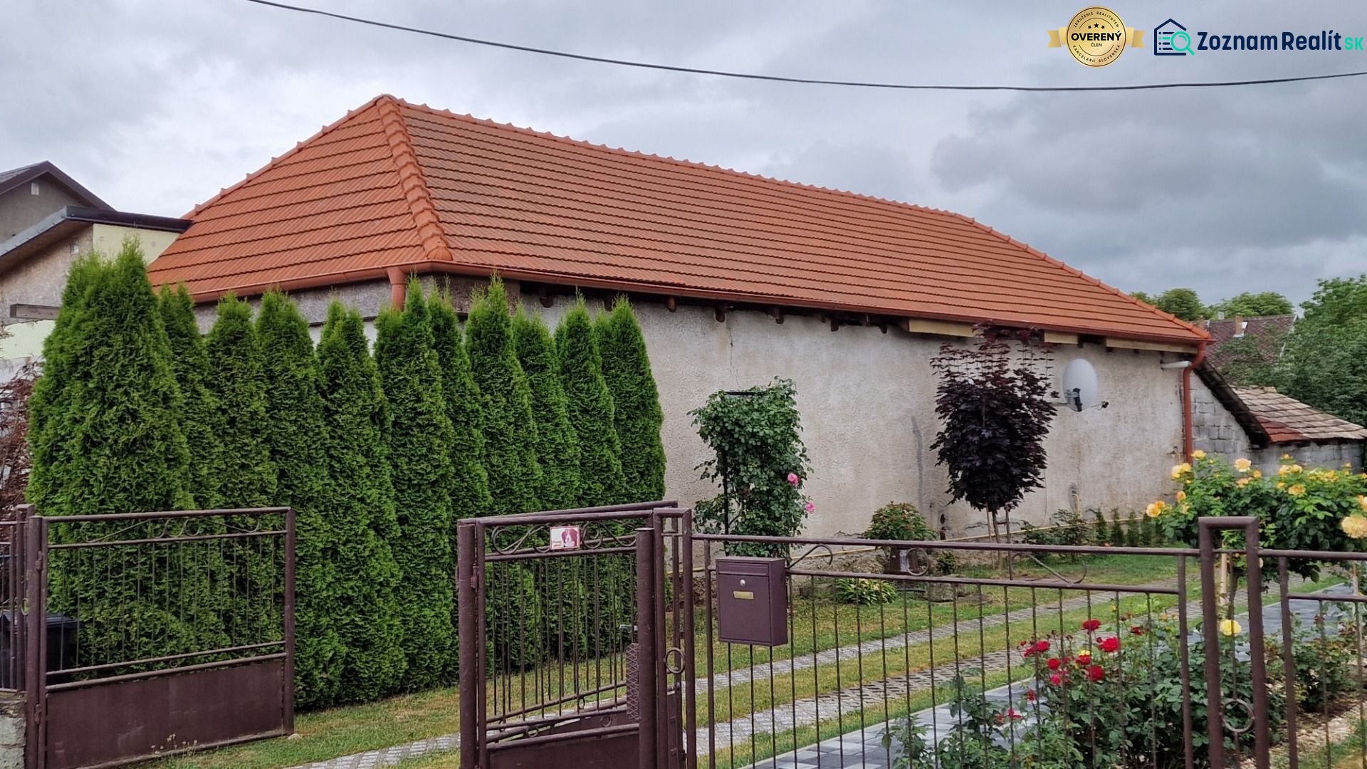 Rodinný dom s veľkorysou prístavbou v obci Parchovany - Rodinný dom na Staničnej ulici v Parchovanoch, so záhradou, živým plotom a tehlovou strechou.