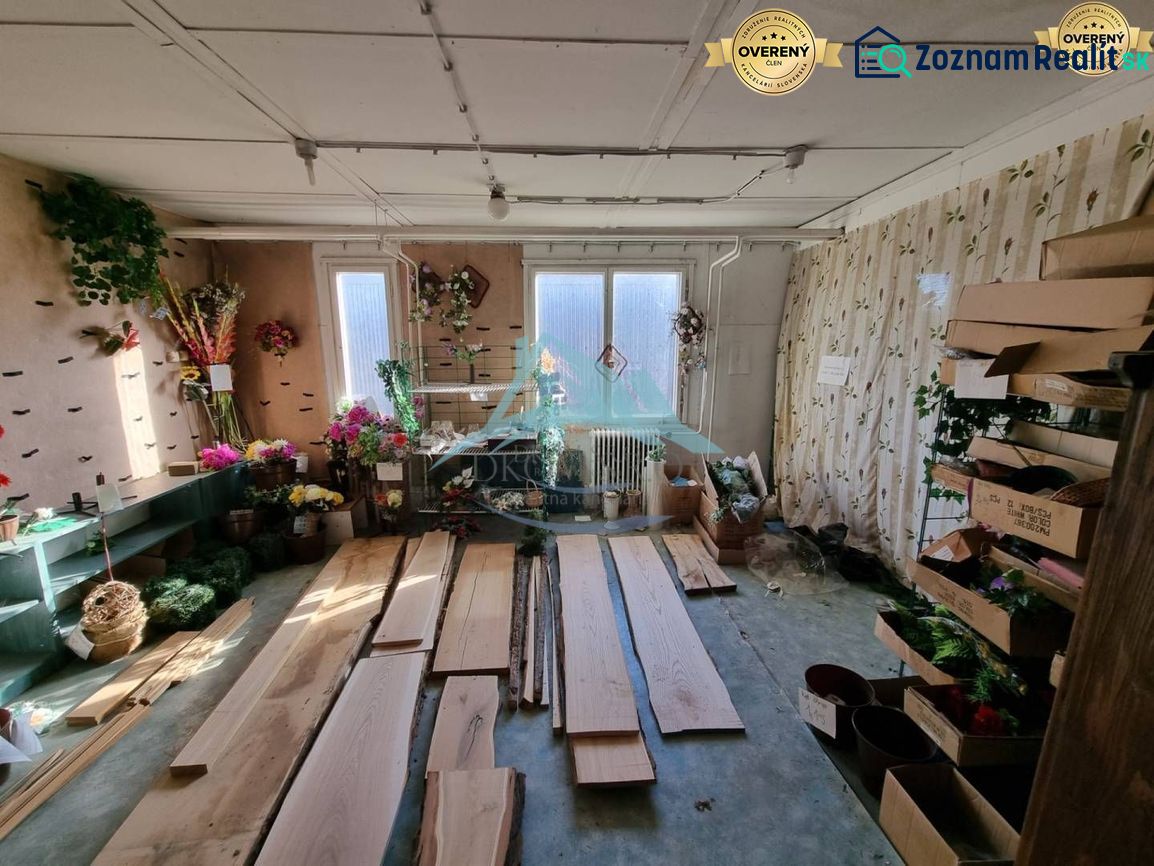 Ponúkame na predaj - Interiér zvláštnych nehnuteľností so sušenými kvetmi a materiálmi na podlahe s dreveným dekorom.